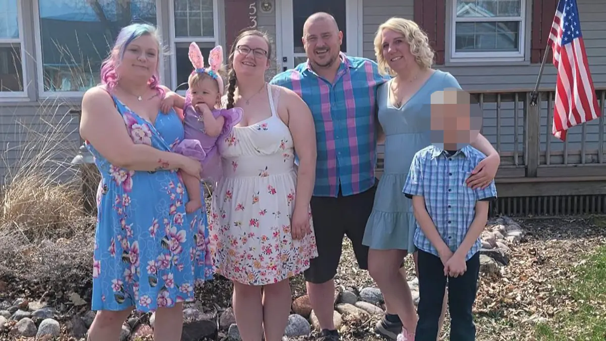 Shannon Elliott, 32, hält Rose, sie ist Elizabeth (25) und Brandon Tidd's (35) Kind, daneben steht Brandons Freundin Jamie.