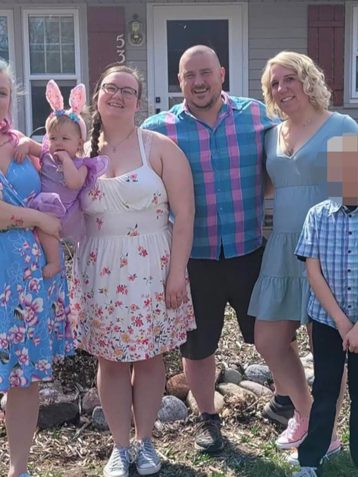 Shannon Elliott, 32, hält Rose, sie ist Elizabeth (25) und Brandon Tidd's (35) Kind, daneben steht Brandons Freundin Jamie.