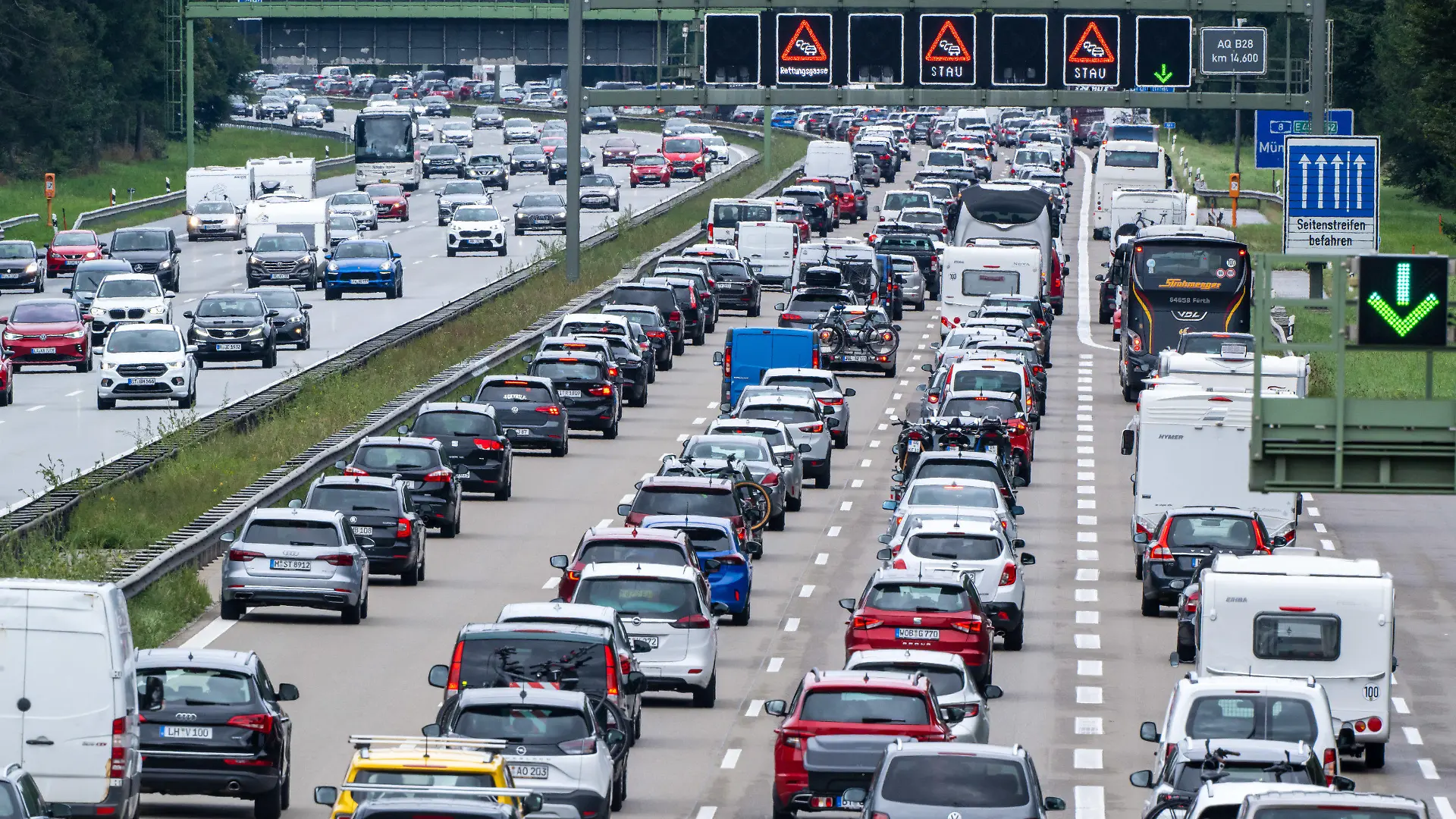 ARCHIV - 11.09.2022, Bayern, Sauerlach: Autos und Reisebusse stehen auf der Autobahn 8 in Richtung Norden im Stau. (zu dpa «Wieder viele Staus am Himmelfahrts-Wochenende erwartet») Foto: Peter Kneffel/dpa +++ dpa-Bildfunk +++