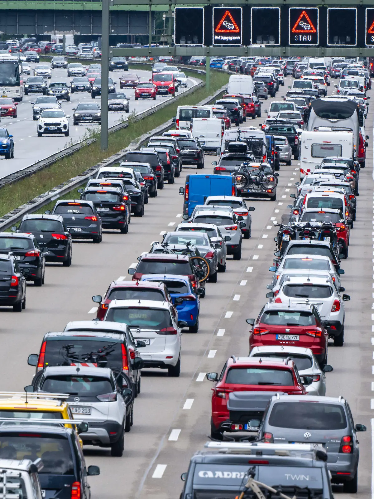 ARCHIV - 11.09.2022, Bayern, Sauerlach: Autos und Reisebusse stehen auf der Autobahn 8 in Richtung Norden im Stau.      (zu dpa «Wieder viele Staus am Himmelfahrts-Wochenende erwartet») Foto: Peter Kneffel/dpa +++ dpa-Bildfunk +++