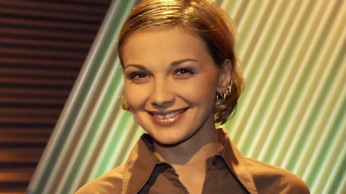 Alida Kurras posiert am 24.1.2002 vor zwei Bildschirmen, die das Logo des interaktiven Quiz' "Greif an!" zeigen. Alida, das "Küken von Big Brother II", hat den Sprung in die Primetime geschafft: Am 26. Januar 2002 moderiert sie zum ersten Mal die Sendung auf NEUN LIVE, die montags bis samstags jeweils um 20.15 Uhr ausgestrahlt wird. Dabei können sich die Zuschauer per Telefon live in die Sendung einwählen und den Studiokandidaten herausfordern.