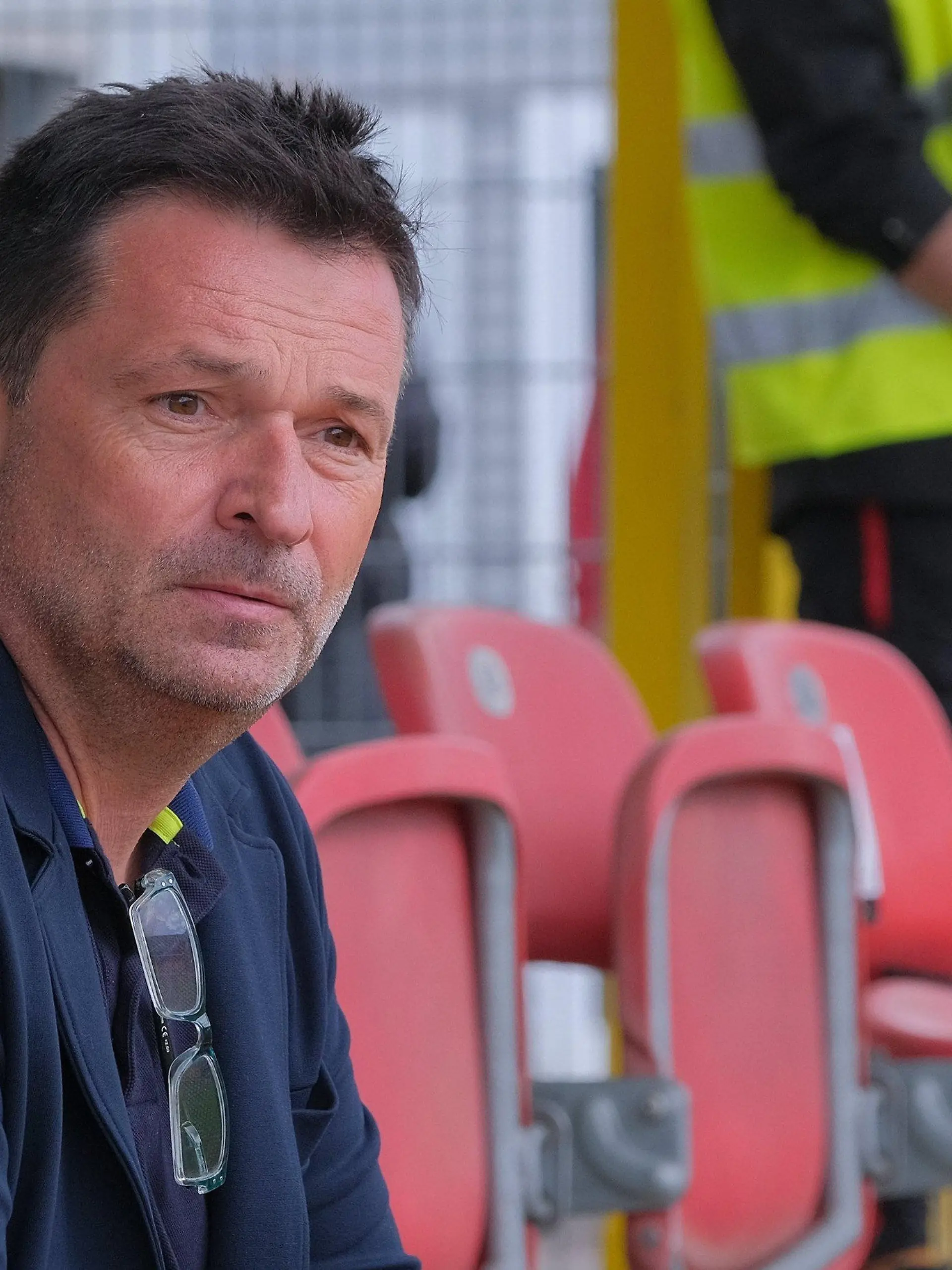07.08.2021, Saarland, Elversberg: Fußball: DFB-Pokal, Saison 2021/22, 1. Runde, SV Elversberg - 1. FSV Mainz 05, in der Ursapharm-Arena an der Kaiserlinde. Der Mainzer Manager Christian Heidel. WICHTIGER HINWEIS: Gemäß den Vorgaben der DFL Deutsche Fußball Liga bzw. des DFB Deutscher Fußball-Bund ist es untersagt, in dem Stadion und/oder vom Spiel angefertigte Fotoaufnahmen in Form von Sequenzbildern und/oder videoähnlichen Fotostrecken zu verwerten bzw. verwerten zu lassen. Foto: Werner Schmitt/dpa - WICHTIGER HINWEIS: Gemäß den Vorgaben der DFL Deutsche Fußball Liga bzw. des DFB Deutscher Fußball-Bund ist es untersagt, in dem Stadion und/oder vom Spiel angefertigte Fotoaufnahmen in Form von Sequenzbildern und/oder videoähnlichen Fotostrecken zu verwerten bzw. verwerten zu lassen. +++ dpa-Bildfunk +++