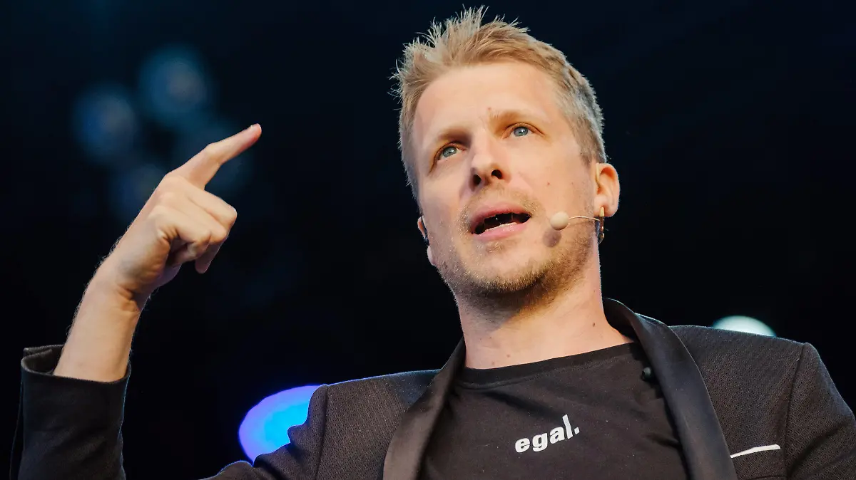 ARCHIV - 07.05.2020, Niedersachsen, Hannover: Der Comedian Oliver Pocher steht auf der Bühne im Autokino am Schützenplatz. (zu dpa "Instagrammerin will Pocher wegen Beitrag über Party verklagen") Foto: Ole Spata/dpa +++ dpa-Bildfunk +++