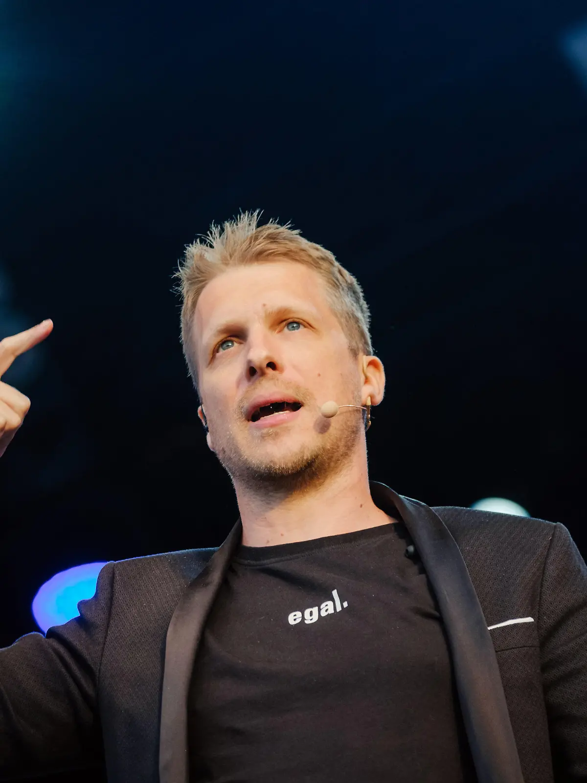 ARCHIV - 07.05.2020, Niedersachsen, Hannover: Der Comedian Oliver Pocher steht auf der Bühne im Autokino am Schützenplatz. (zu dpa "Instagrammerin will Pocher wegen Beitrag über Party verklagen") Foto: Ole Spata/dpa +++ dpa-Bildfunk +++