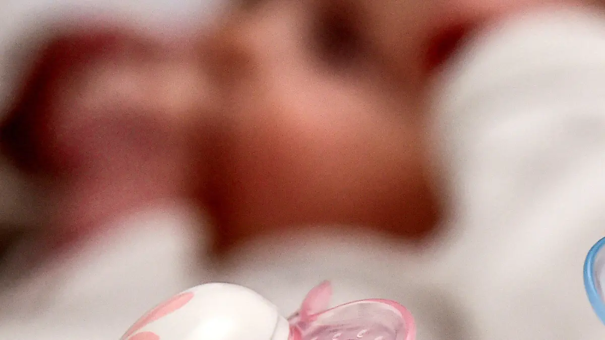 ARCHIV - Ein rosa und ein blauer Schnuller, aufgenommen am 14.04.2015 vor zwei Babys in Frankfurt (Oder) in Brandenburg. Die Geburtenrate in Deutschland ist so hoch wie seit mehr als 30 Jahren nicht mehr. Trotzdem bekommen die Frauen in vielen anderen europäischen Ländern mehr Kinder. (zu dpa Deutschland bei Geburten im EU-Mittelfeld - drei Kinder zu selten vom 15.05.2017) Foto: Patrick Pleul/dpa-Zentralbild/dpa +++(c) dpa - Bildfunk+++