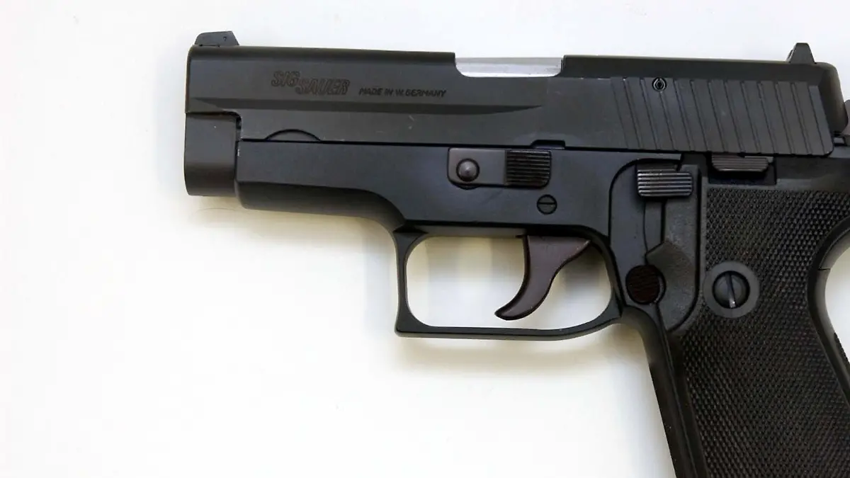 ARCHIV - Polizeipistole P-6 von Sig-Sauer aus deutscher Produktion Kaliber 9 Millimeter Luger, aufgenommen am 30.4.2003 in Hamburg.  Foto: Carsten Rehder/dpa (zu "Berliner Polizei übernimmt alte Dienstpistolen aus Schleswig-Holstein" vom 16.09.2016) +++(c) dpa - Bildfunk+++