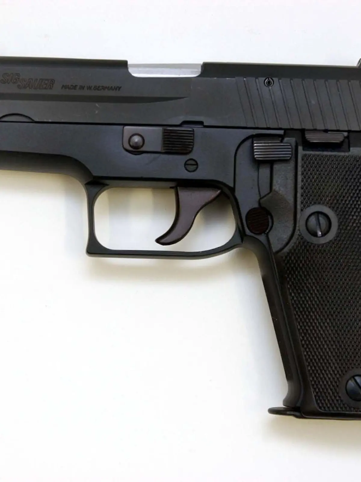 ARCHIV - Polizeipistole P-6 von Sig-Sauer aus deutscher Produktion Kaliber 9 Millimeter Luger, aufgenommen am 30.4.2003 in Hamburg.  Foto: Carsten Rehder/dpa (zu "Berliner Polizei übernimmt alte Dienstpistolen aus Schleswig-Holstein" vom 16.09.2016) +++(c) dpa - Bildfunk+++