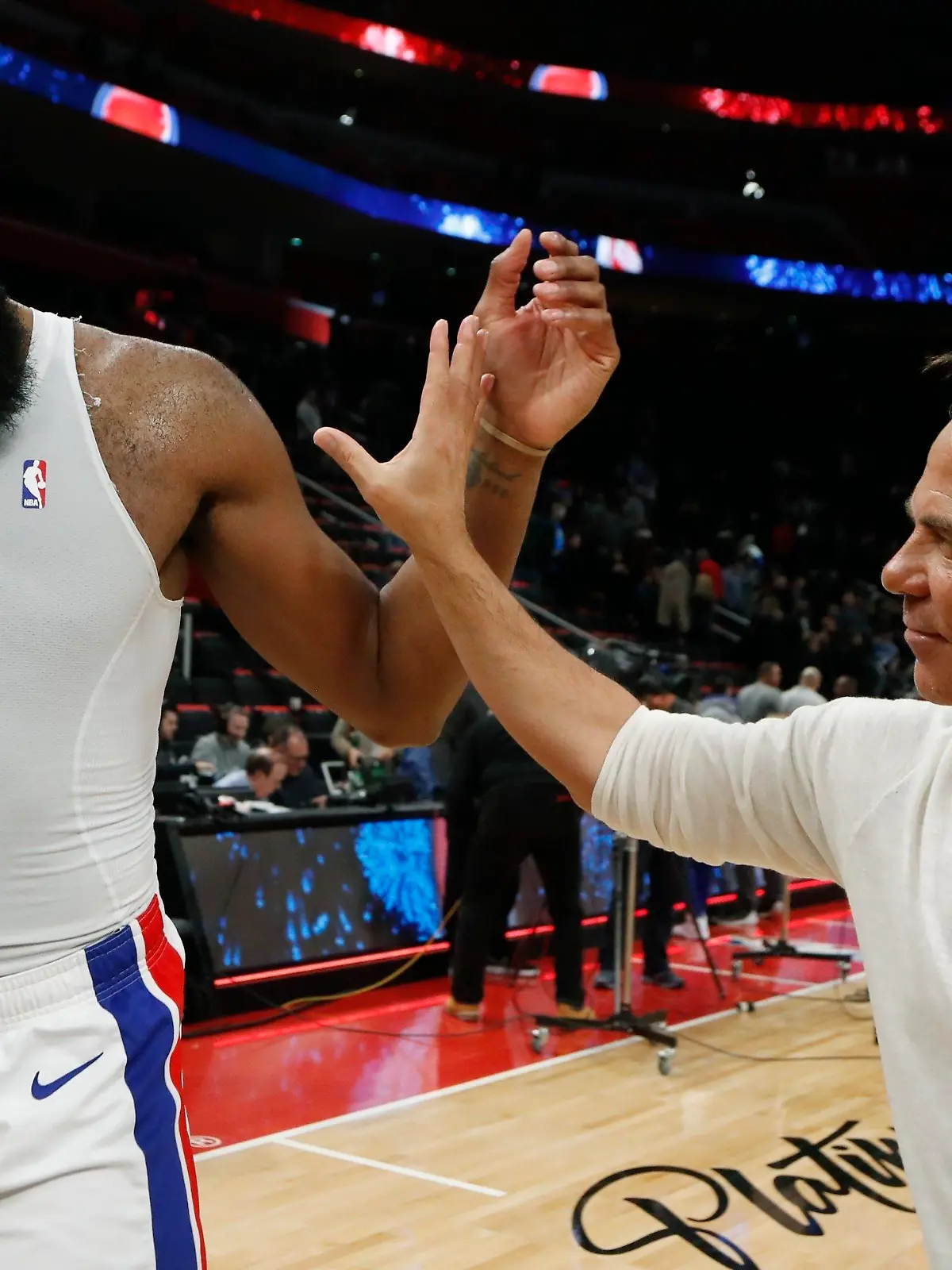 ARCHIV - 31.01.2019, USA, Detroit: Basketball: NBA, Detroit Pistons - Dallas Mavericks. Unternehmer Tom Gores (r), der Besitzer der Detroit Pistons, klatscht Spieler Andre Drummond nach dem Spiel ab. Drummond hat bei einem Restaurantbesuch in Florida 1000 Dollar (rund 916 Euro) Trinkgeld gegeben. Foto: Carlos Osorio/AP/dpa +++ dpa-Bildfunk +++