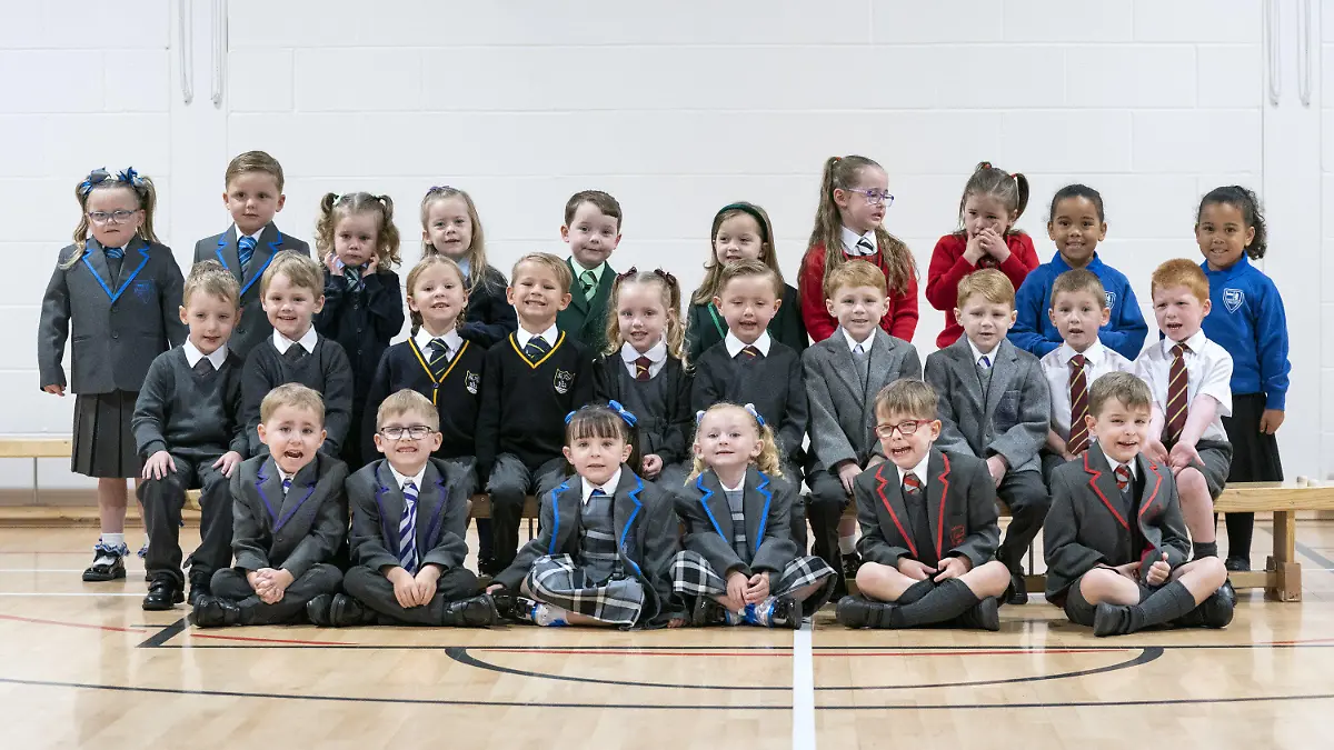 11.08.2021, Großbritannien, Inverclyde: Dreizehn Zwillingspaare, die das neue Schuljahr in der Region Inverclyde beginnen, stellen sich vor ihrem ersten Schultag in der St Mary's Primary School in Greenock für ein Foto auf. Lehrerinnen und Lehrer im schottischen Bezirk Inverclyde sehen bald wieder doppelt. In dem Verwaltungsgebiet beginnen in der kommenden Woche gleich 15 Zwillingspaare mit der Schule - der zweithöchste Wert seit Beginn der Aufzeichnungen. Eine Woche vor dem Schulstart trafen sich am Mittwoch 13 Geschwisterpaare in einer Grundschule der Stadt Greenock westlich von Glasgow und führten ihre neuen Uniformen vor. Foto: Jane Barlow/PA Wire/dpa - ACHTUNG: Nur zur redaktionellen Verwendung und nur mit vollständiger Nennung des vorstehenden Credits +++ dpa-Bildfunk +++