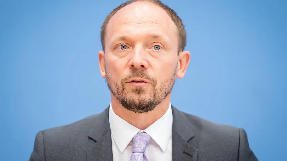 ARCHIV - 07.07.2021, Berlin: Marco Wanderwitz, Ostbeauftragte der Bundesregierung, würde sich selbst nicht Ostdeutscher nennen. Erzgebirger, Sachse, Deutscher; Europäer - ihm fiele Vieles ein, aber es käme ihm nie in den Sinn, sich als Ostdeutschen oder als ehemaligen DDR-Bürger zu bezeichnen, sagte er. (zu dpa "Wanderwitz: Posten des Ostbeauftragten bleibt weiter nötig") Foto: Kay Nietfeld/dpa +++ dpa-Bildfunk +++