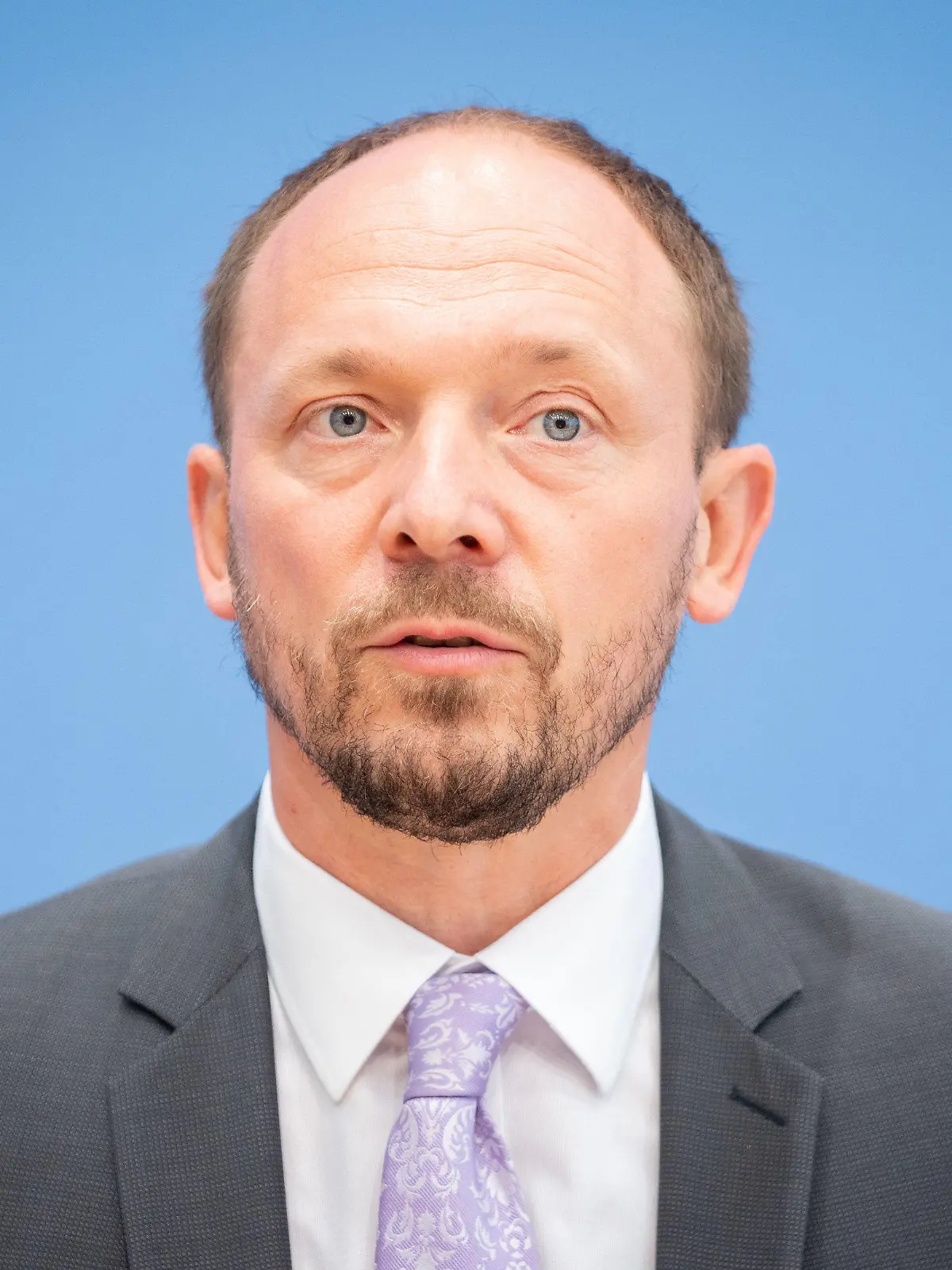 ARCHIV - 07.07.2021, Berlin: Marco Wanderwitz, Ostbeauftragte der Bundesregierung, würde sich selbst nicht Ostdeutscher nennen. Erzgebirger, Sachse, Deutscher; Europäer - ihm fiele Vieles ein, aber es käme ihm nie in den Sinn, sich als Ostdeutschen oder als ehemaligen DDR-Bürger zu bezeichnen, sagte er. (zu dpa "Wanderwitz: Posten des Ostbeauftragten bleibt weiter nötig") Foto: Kay Nietfeld/dpa +++ dpa-Bildfunk +++