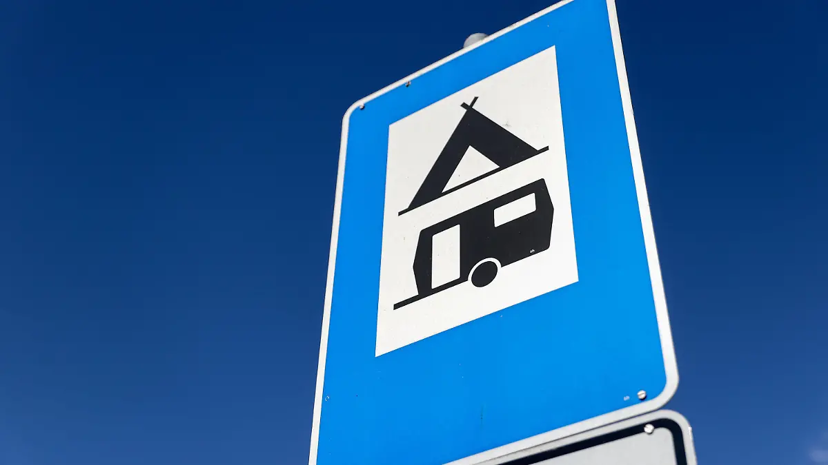 ARCHIV - 14.07.2020, Sachsen-Anhalt, Roßbach: Ein Schild weist den Weg zu einem Campingplatz. (zu dpa «Campingplätze auch in der Corona-Krise gut besucht») Foto: Jan Woitas/dpa-Zentralbild/dpa +++ dpa-Bildfunk +++