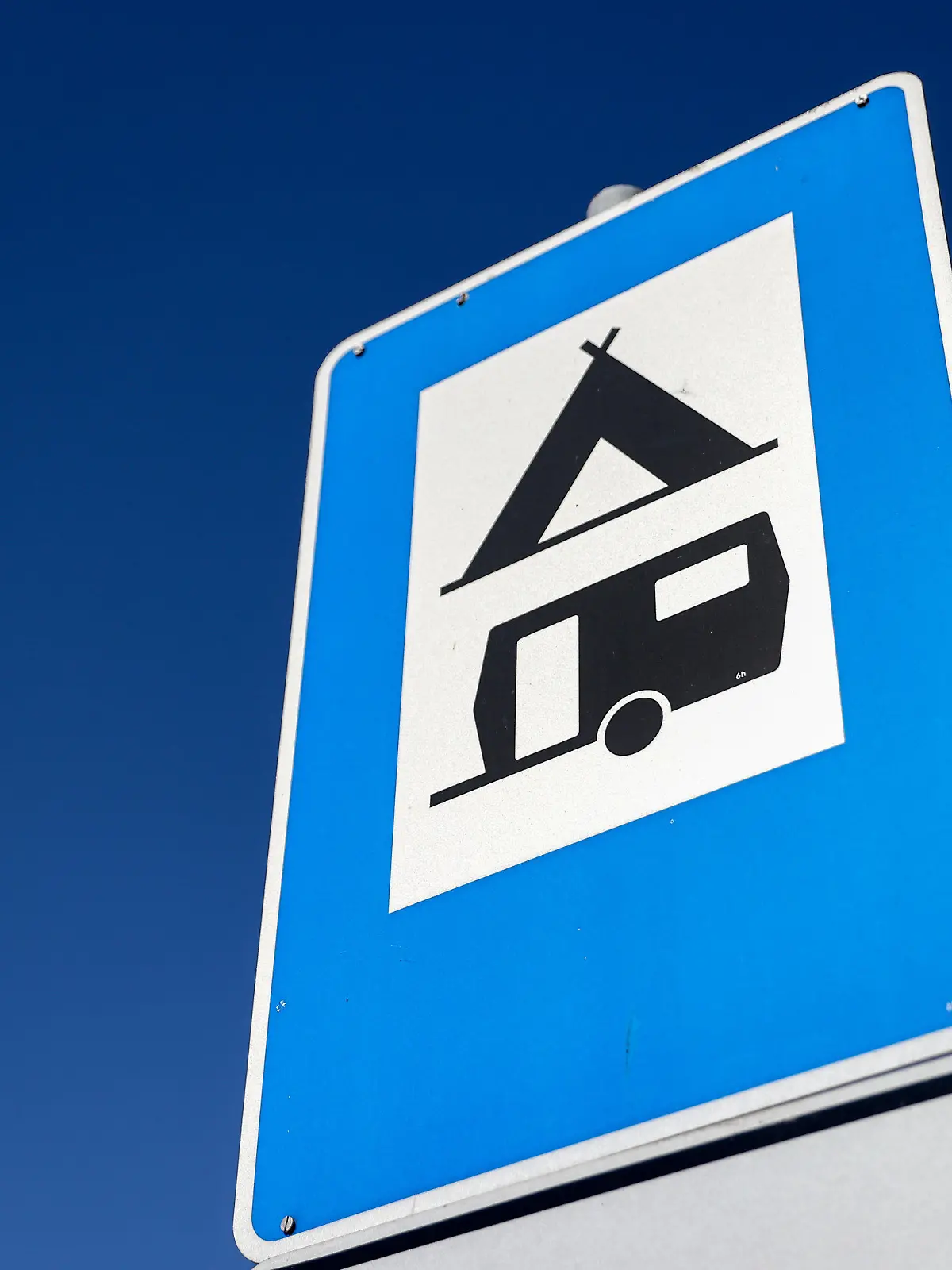 ARCHIV - 14.07.2020, Sachsen-Anhalt, Roßbach: Ein Schild weist den Weg zu einem Campingplatz. (zu dpa «Campingplätze auch in der Corona-Krise gut besucht») Foto: Jan Woitas/dpa-Zentralbild/dpa +++ dpa-Bildfunk +++