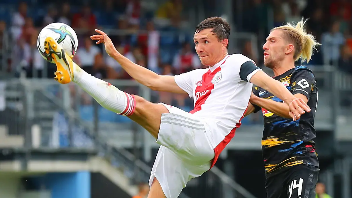 RB Leipzig - Ajax Amsterdam / 31.07.2021 Grödig, 31.07.2021, Goldberg-Stadion, Fussball, RB Leipzig, Testspiel im Rahmen des Österreich Trainingslagers. , Rasenballsport Leipzig GER vs. Ajax Amsterdam NED , Im Bild v.l.: Steven Berghuis 11, Ajax, Kevin Kampl 44, RB Leipzig. , *** RB Leipzig Ajax Amsterdam 31 07 2021 Grödig, 31 07 2021, Goldberg Stadion, Football, RB Leipzig, Test match as part of Austria training camp , Rasenballsport Leipzig GER vs Ajax Amsterdam NED , Pictured v l Steven Berghuis 11, Ajax , Kevin Kampl 44, RB Leipzig ,