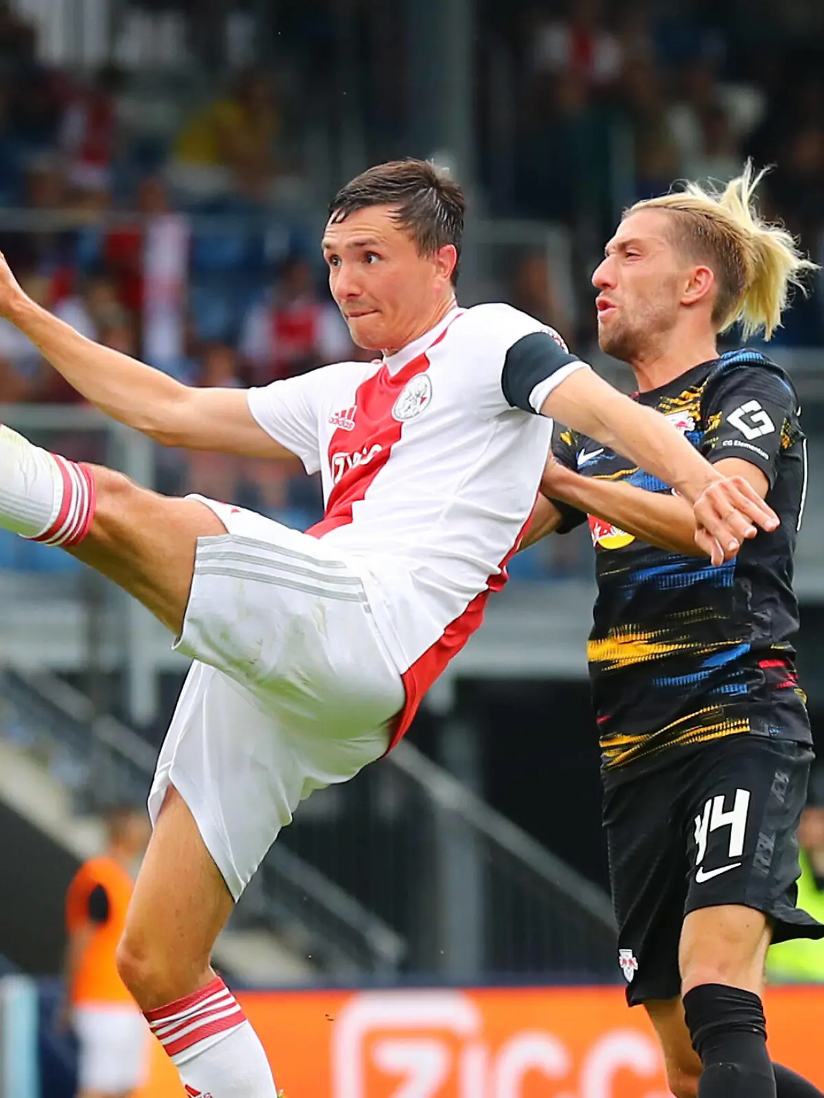 RB Leipzig - Ajax Amsterdam / 31.07.2021 Grödig, 31.07.2021, Goldberg-Stadion, Fussball, RB Leipzig, Testspiel im Rahmen des Österreich Trainingslagers. , Rasenballsport Leipzig GER vs. Ajax Amsterdam NED , Im Bild v.l.: Steven Berghuis 11, Ajax, Kevin Kampl 44, RB Leipzig. , *** RB Leipzig Ajax Amsterdam 31 07 2021 Grödig, 31 07 2021, Goldberg Stadion, Football, RB Leipzig, Test match as part of Austria training camp , Rasenballsport Leipzig GER vs Ajax Amsterdam NED , Pictured v l Steven Berghuis 11, Ajax , Kevin Kampl 44, RB Leipzig , 