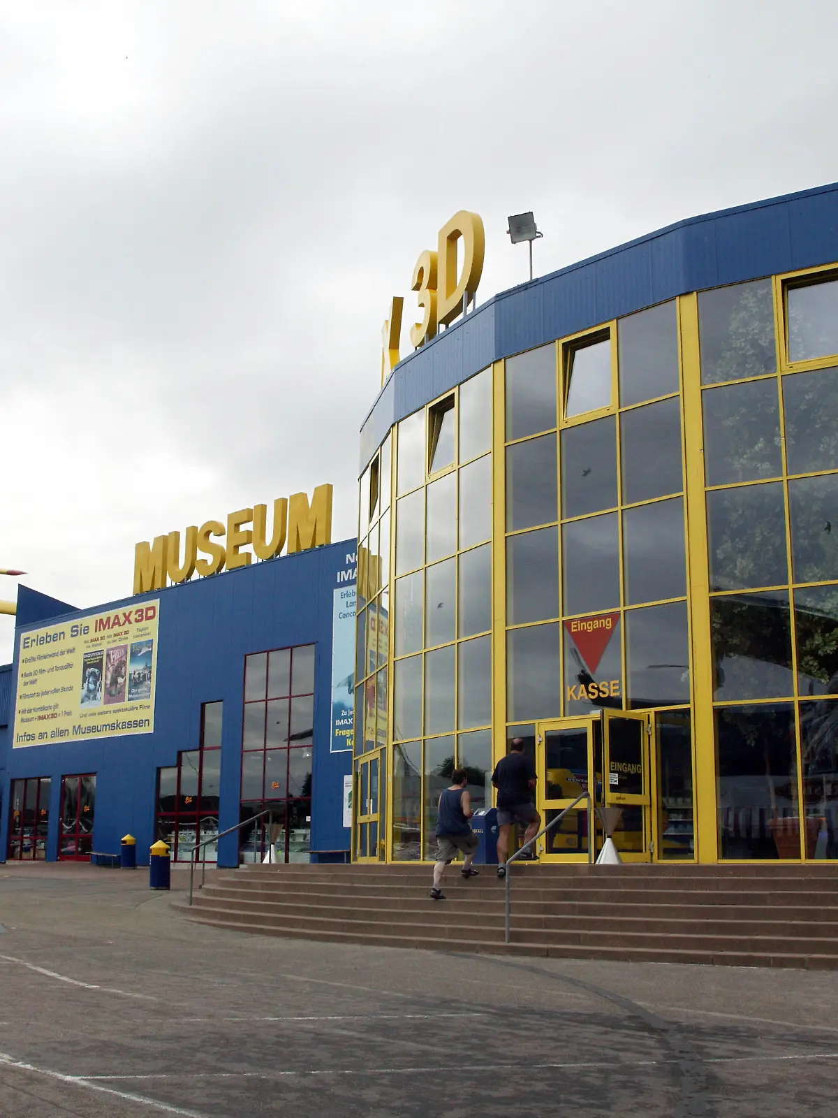 Blick auf den Eingangsbereich des Sinsheimer Auto & Technik Museums. Auf dem Freigelände stürzte jetzt eine Zweijährige in einen Teich und musste reanimiert werden.