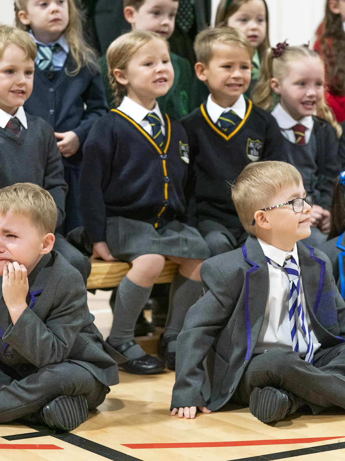 11.08.2021, Großbritannien, Inverclyde: Dreizehn Zwillingspaare, die das neue Schuljahr in der Region Inverclyde beginnen, stellen sich vor ihrem ersten Schultag in der St Mary's Primary School in Greenock für ein Foto auf. Lehrerinnen und Lehrer im schottischen Bezirk Inverclyde sehen bald wieder doppelt. In dem Verwaltungsgebiet beginnen in der kommenden Woche gleich 15 Zwillingspaare mit der Schule - der zweithöchste Wert seit Beginn der Aufzeichnungen. Eine Woche vor dem Schulstart trafen sich am Mittwoch 13 Geschwisterpaare in einer Grundschule der Stadt Greenock westlich von Glasgow und führten ihre neuen Uniformen vor. Foto: Jane Barlow/PA Wire/dpa - ACHTUNG: Nur zur redaktionellen Verwendung und nur mit vollständiger Nennung des vorstehenden Credits +++ dpa-Bildfunk +++