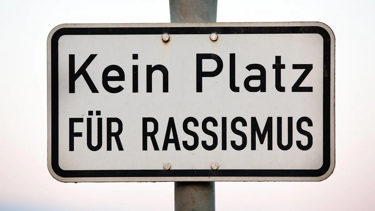  Kein Platz für Rassismus, Schild mit Hinweis gegen Rassismus - No place for racism, sign with indication against racism *** No place for racism sign with indication against racism No place for racism sign with indication against racism PUBLICATIONxINxGERxSUIxAUTxHUNxONLY 1083401432