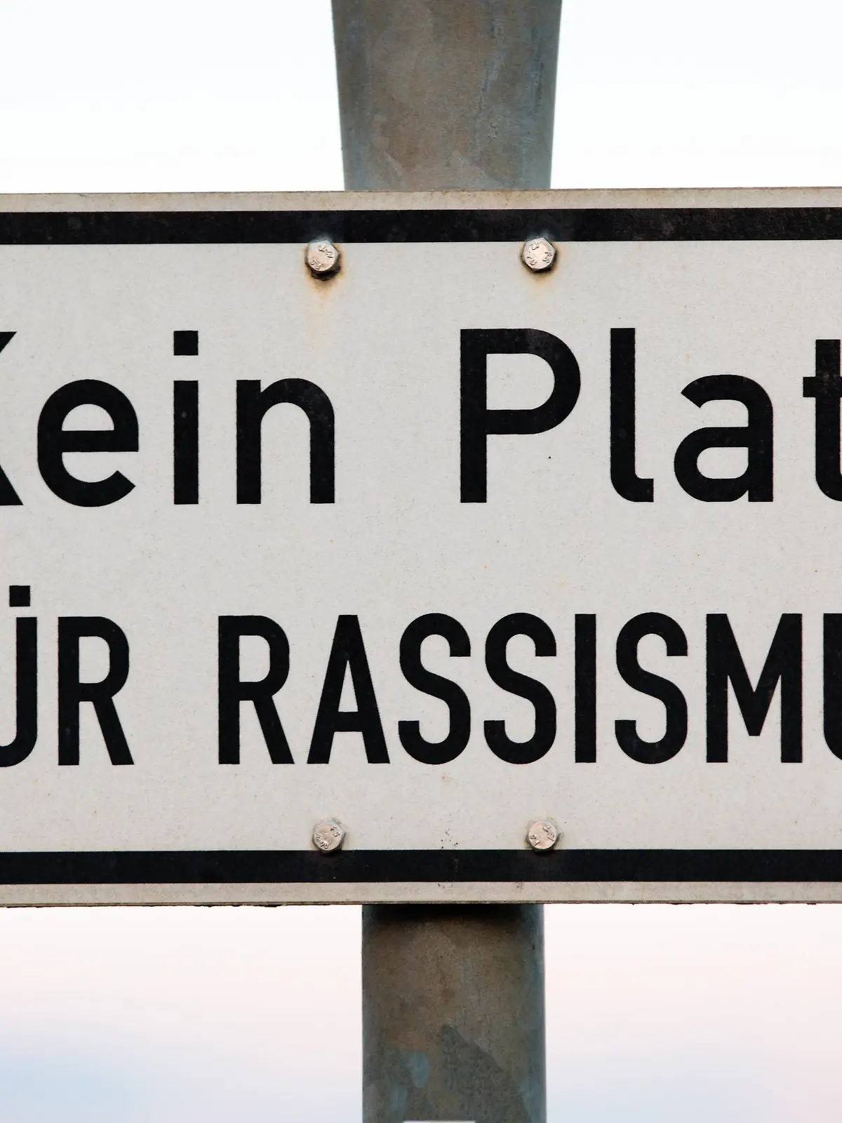  Kein Platz für Rassismus, Schild mit Hinweis gegen Rassismus - No place for racism, sign with indication against racism *** No place for racism sign with indication against racism No place for racism sign with indication against racism PUBLICATIONxINxGERxSUIxAUTxHUNxONLY 1083401432