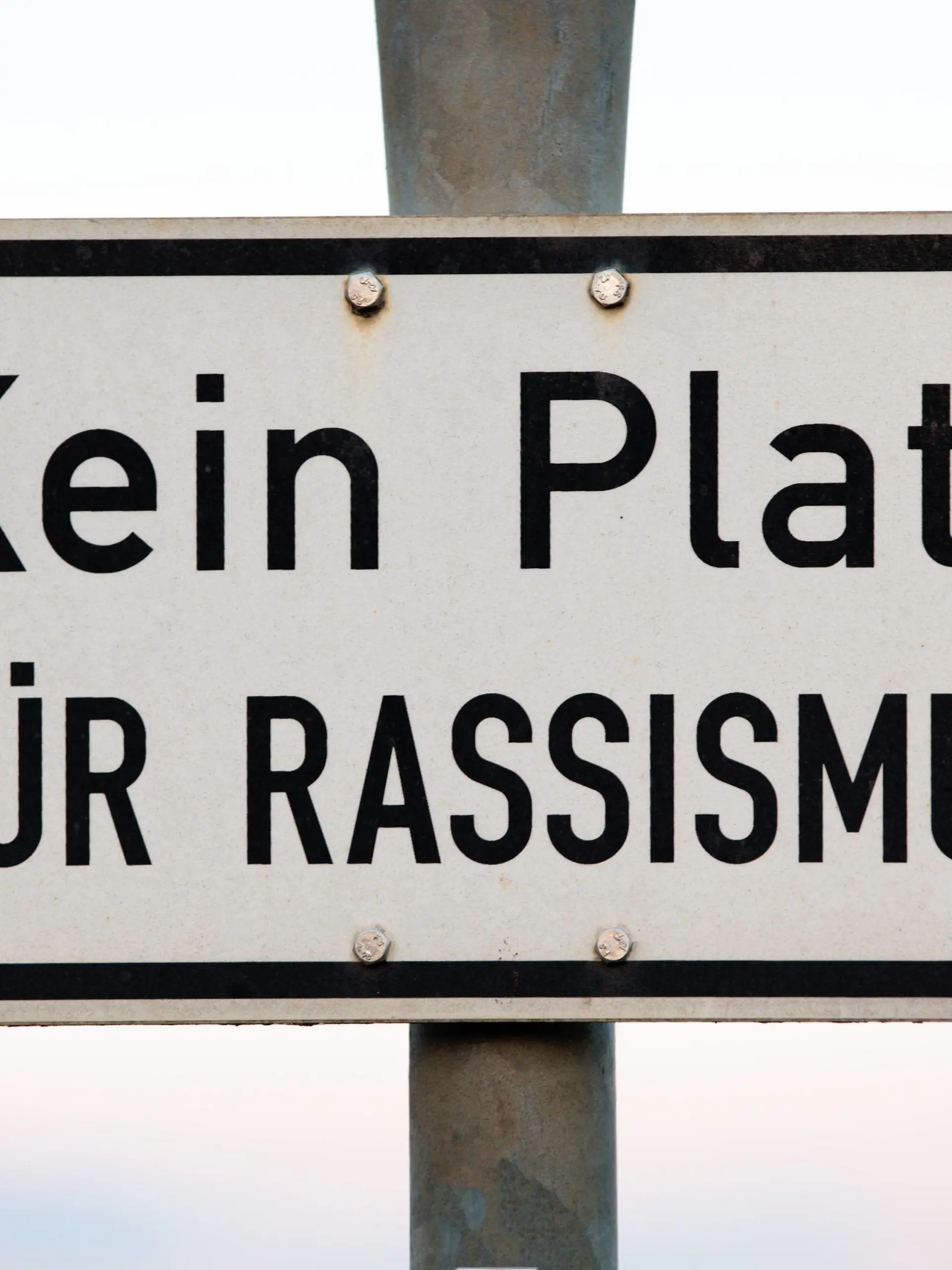  Kein Platz für Rassismus, Schild mit Hinweis gegen Rassismus - No place for racism, sign with indication against racism *** No place for racism sign with indication against racism No place for racism sign with indication against racism PUBLICATIONxINxGERxSUIxAUTxHUNxONLY 1083401432