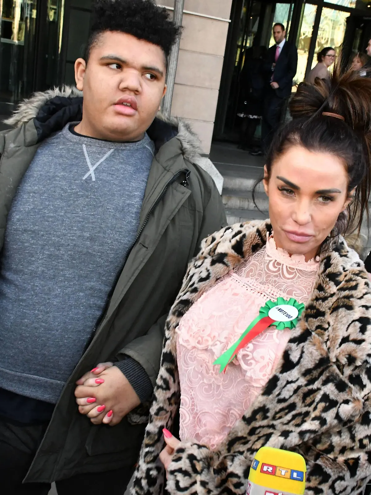  . 06/02/2018. London, United Kingdom. Katie Price in Parliament. Harvey Price and Katie Price at Portcullis House. Katie Price, Loose Women panellist gives evidence in Parliament at Parliamentary Select Committee meeting on how online abuse has affected her family, after an online petition she started gained over 200k public signatures, at House of Commons, London. PUBLICATIONxINxGERxSUIxAUTxHUNxONLY xNilsxJorgensenx/xi-Imagesx IIM-16892-0012