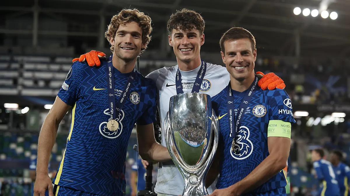  Chelsea FC v Villarreal CF UEFA Super Cup 2021 Marcos Alonso, Kepa Arrizabalaga, Cesar Azpilicueta of Chelsea lift the trophy after winning with his team the during the UEFA Super Cup Final match between Chelsea CF and Villarreal CF at Windsor Park on August 11, 2021 in Belfast, Northern Ireland. Belfast Northern Ireland breton-chelseaf210812_np0iL PUBLICATIONxNOTxINxFRA Copyright: xJosexBretonx