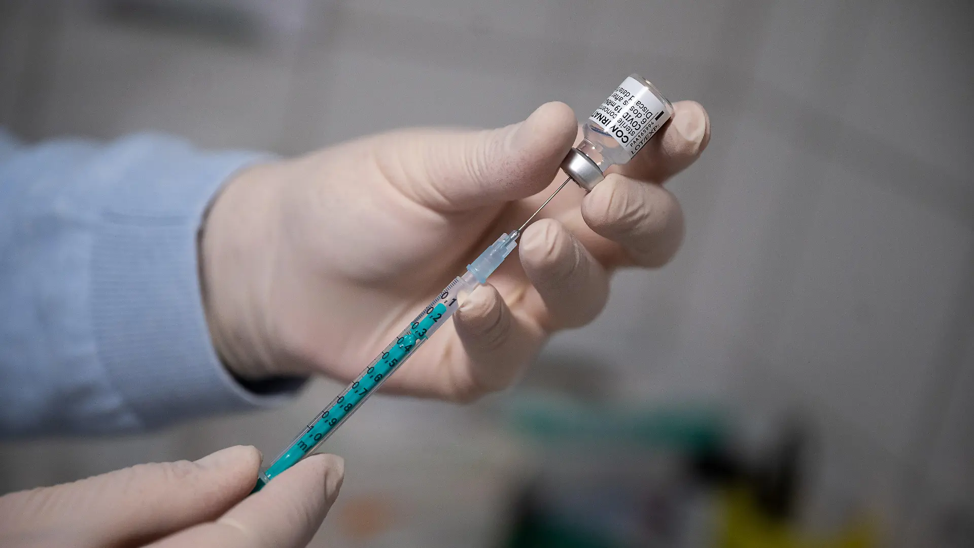 ARCHIV - 06.04.2021, Hessen, Wiesbaden: Ein Arzt zieht in einer Hausarztpraxis eine Spritze mit dem Impfstoff von Pfizer/Biontech auf. (zu dpa: «GEW hofft auf baldige Klärung der Impf-Strategie für Schüler») Foto: Sebastian Gollnow/dpa +++ dpa-Bildfunk +++
