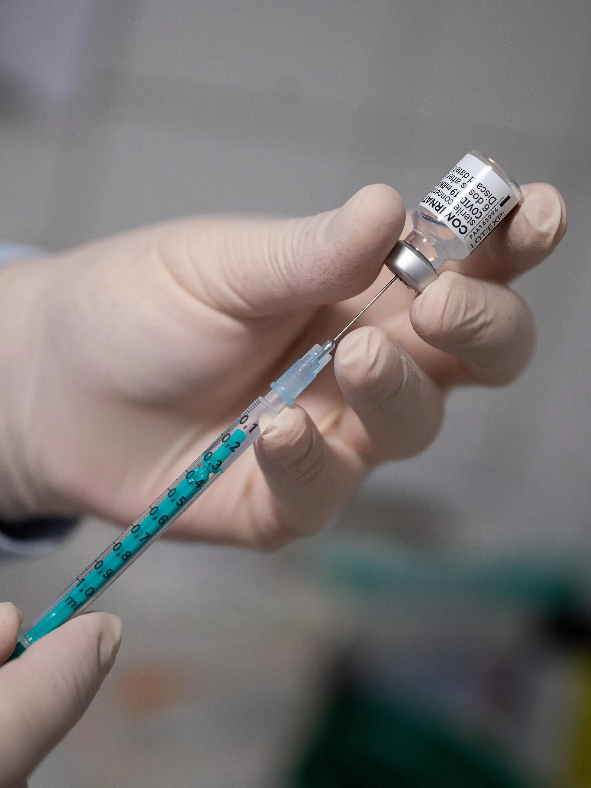 ARCHIV - 06.04.2021, Hessen, Wiesbaden: Ein Arzt zieht in einer Hausarztpraxis eine Spritze mit dem Impfstoff von Pfizer/Biontech auf. (zu dpa: «GEW hofft auf baldige Klärung der Impf-Strategie für Schüler») Foto: Sebastian Gollnow/dpa +++ dpa-Bildfunk +++