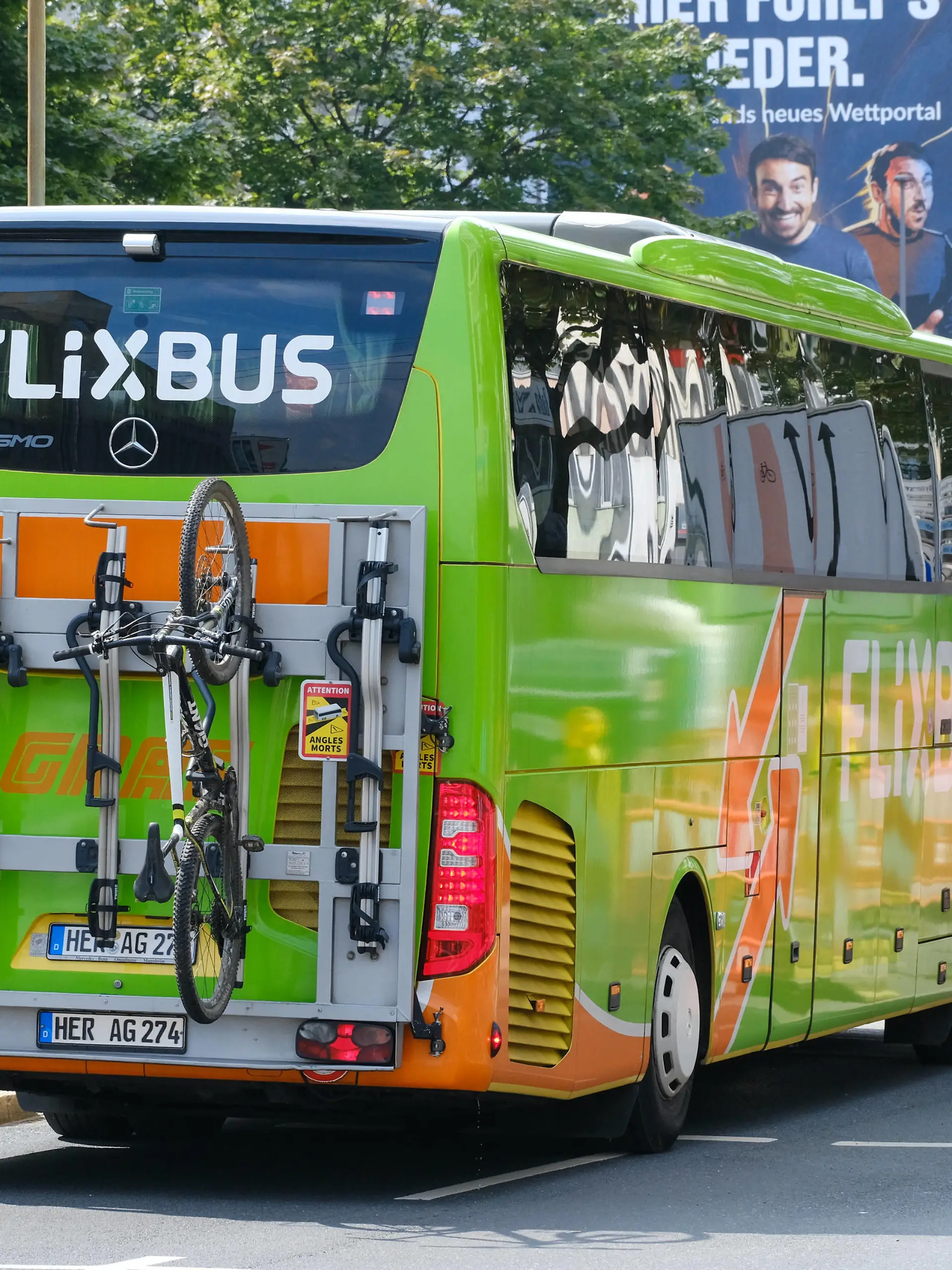  Düsseldorf 11.08.2021 Flixbus Reiseunternehmen Bahn-Alternative Fernbus Deutsche Bundesbahn Bahn Alternative GDL Bahnstreik Düsseldorf Nordrhein-Westfalen Deutschland *** Dusseldorf 11 08 2021 Flixbus travel company railway alternative long-distance bus German Federal Railways railway alternative GDL railway strike Dusseldorf North Rhine Westphalia Germany 
