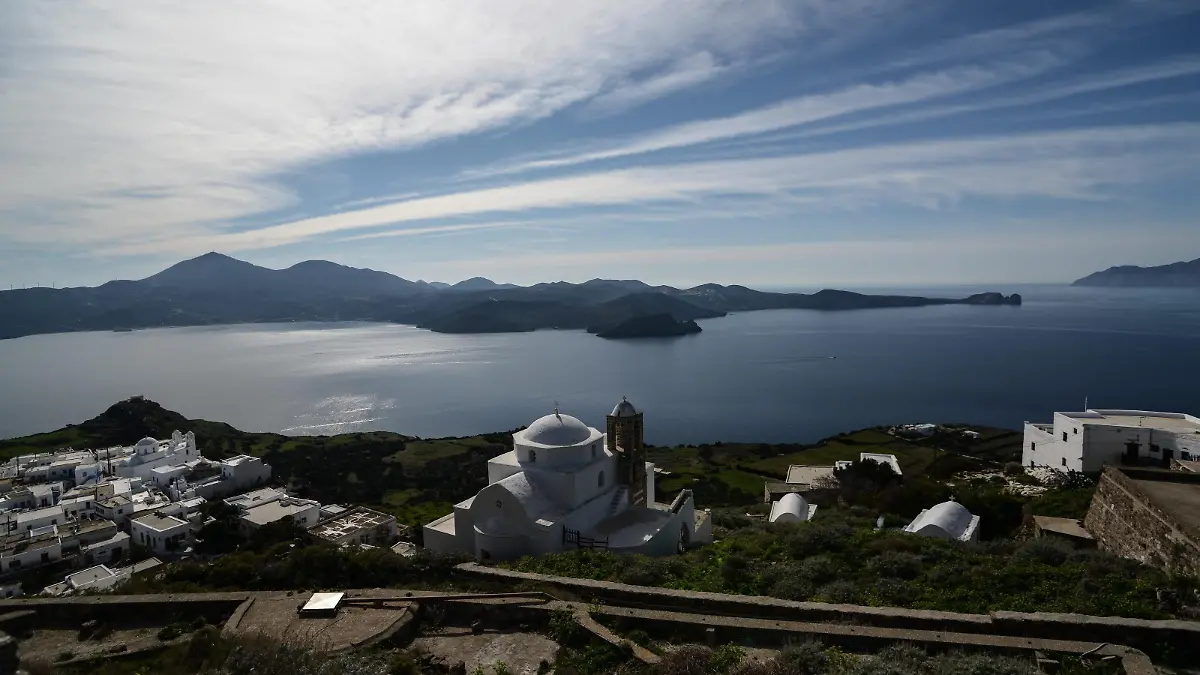 Vor der Insel Milos in Griechenland soll sich eine Yacht in Seenot befinden.  Die Küstenwache sucht nach mindestens 30 Menschen.