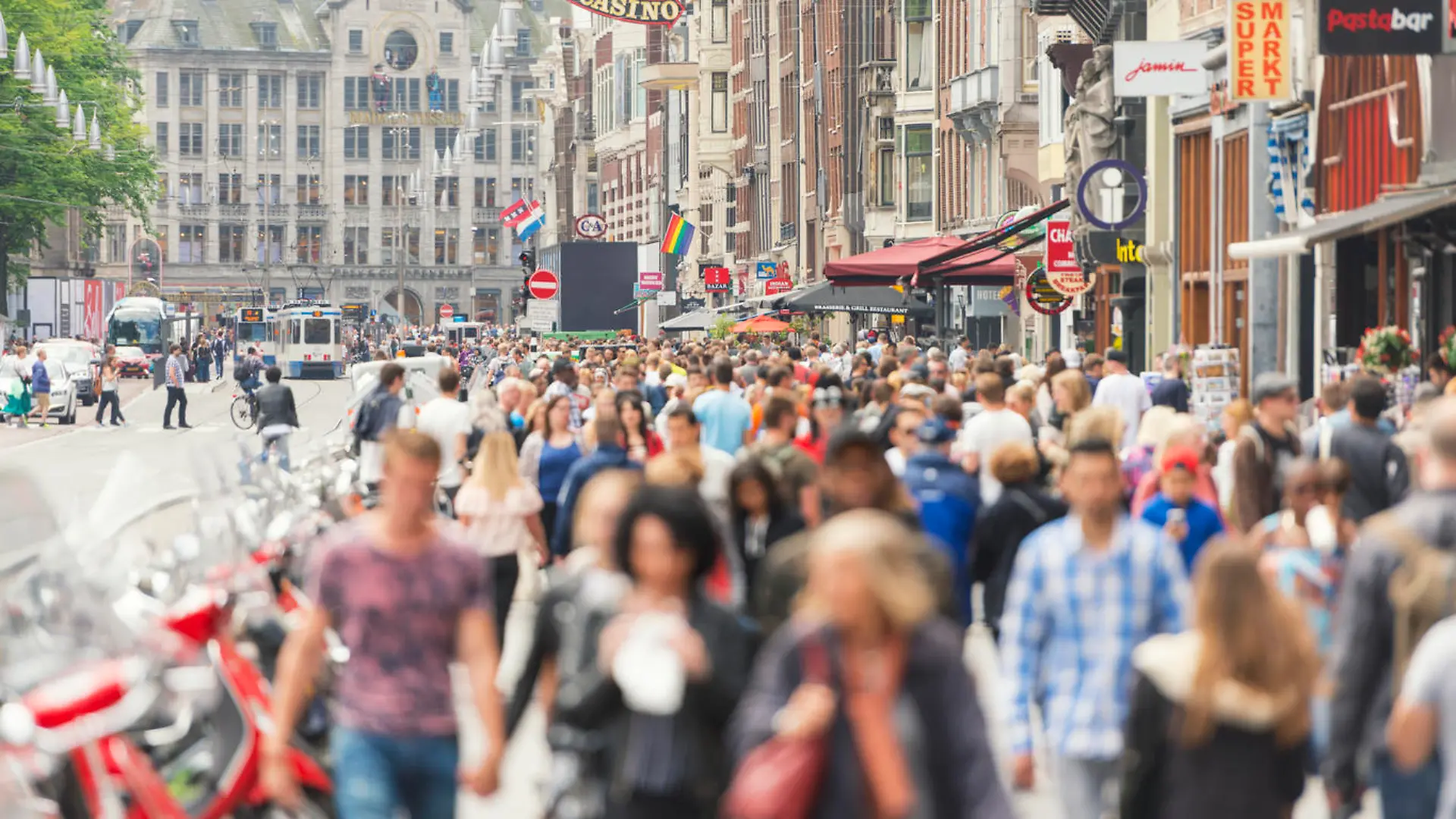 Eine Bürgerinitiative wehrt sich gegen die Touristenmassen, die jährlich nach Amsterdam kommen.