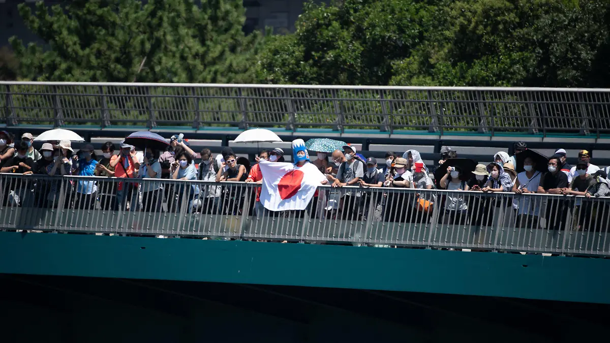 01.08.2021, Japan, Tokio: Radsport/BMX: Olympia: Freestyle, Frauen, Finale: Zuschauer stehen auf einer Brücke, um dem Finale beizuwohnen. Foto: Sebastian Gollnow/dpa +++ dpa-Bildfunk +++