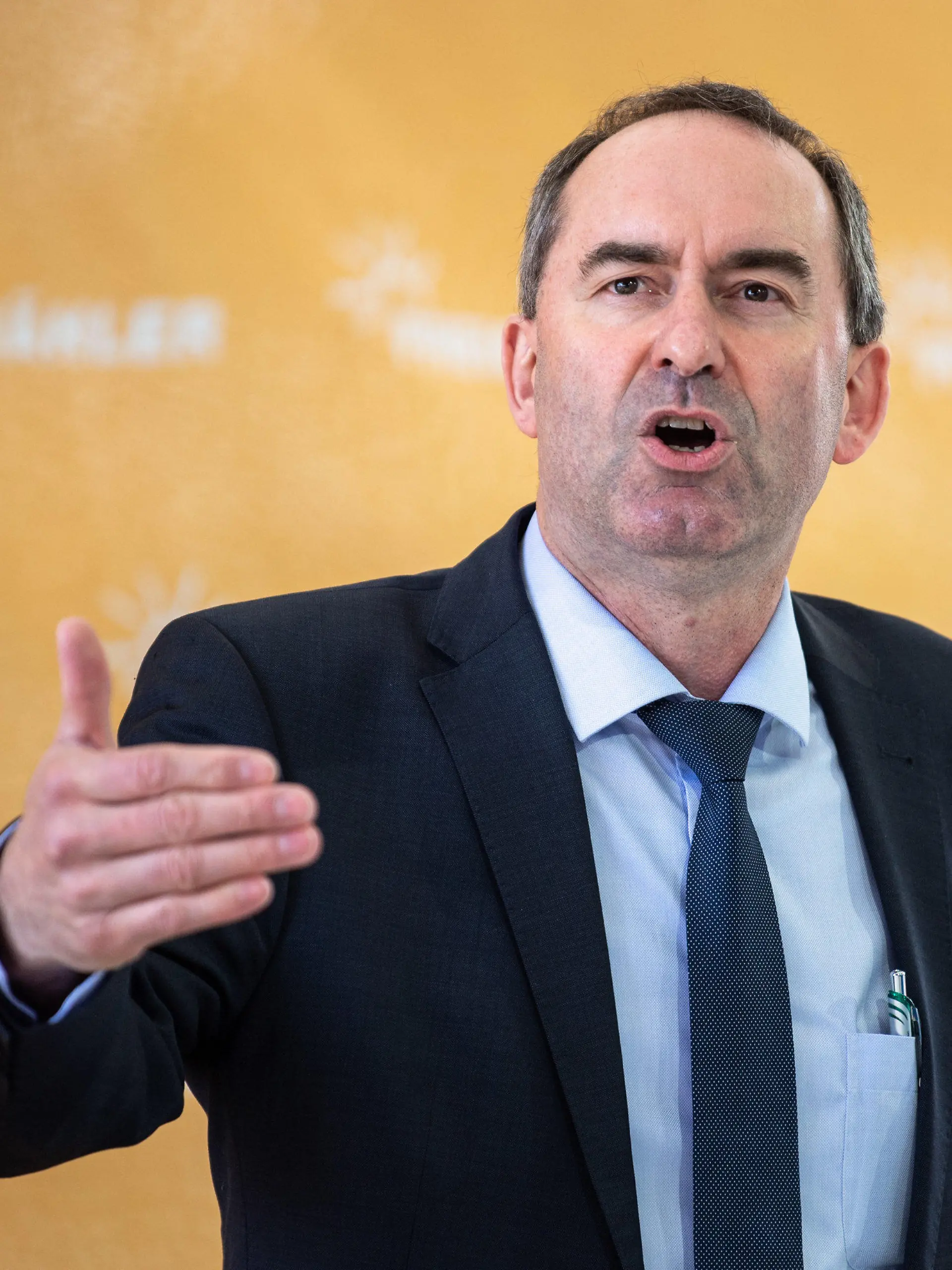 ARCHIV - 22.05.2021, Bayern, Unterhaching: Hubert Aiwanger, Wirtschaftsminister und Landesvorsitzender der Freien Wähler in Bayern, spricht auf der Landesversammlung der Partei zur Aufstellung der Liste für die Bundestagswahl im Alpenbauer Sportpark. (zu dpa «Hubert Aiwanger: Polit-Rebell mit scharfzüngigem O-Ton-Süd») Foto: Matthias Balk/dpa +++ dpa-Bildfunk +++
