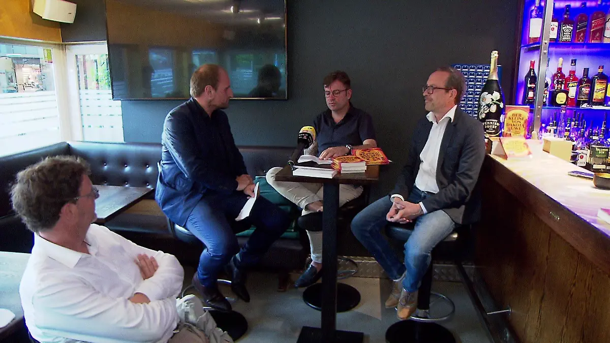 Charly Carstens liest aus seinem Buch in der Othmarscher Kneipe "Lütt Döns"