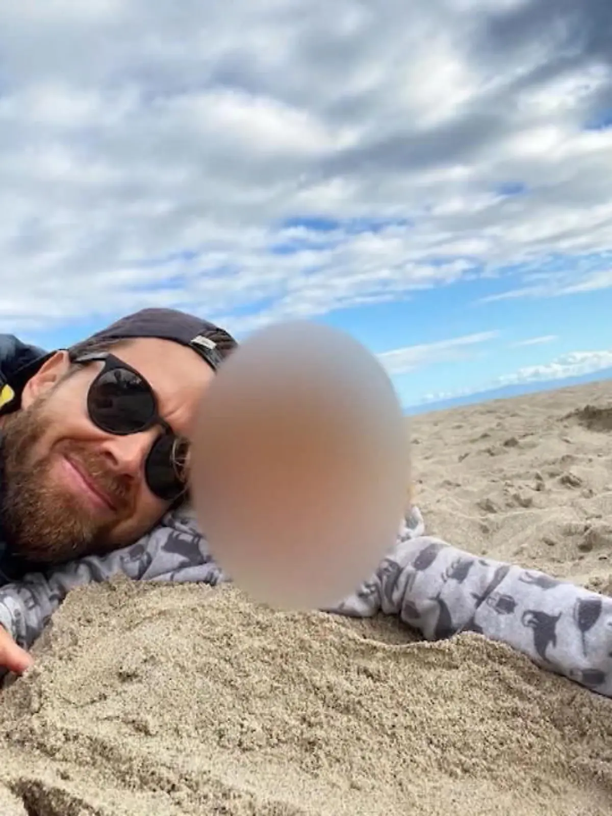 Im Netz präsentierte sich Matthew C. als liebevoller Familienvater. Doch der Surflehrer aus Kalifornien steht vor Gericht, weil er seinen Sohn Kaleo (3) und seine Tochter Roxy (10 Monate) nach Mexiko entführt und dort umgebracht haben soll. Offenbar war der 40-Jährige der QAnon-Bewegung verfallen und glaubte, seine Kinder würden zu Monstern heranwachsen.