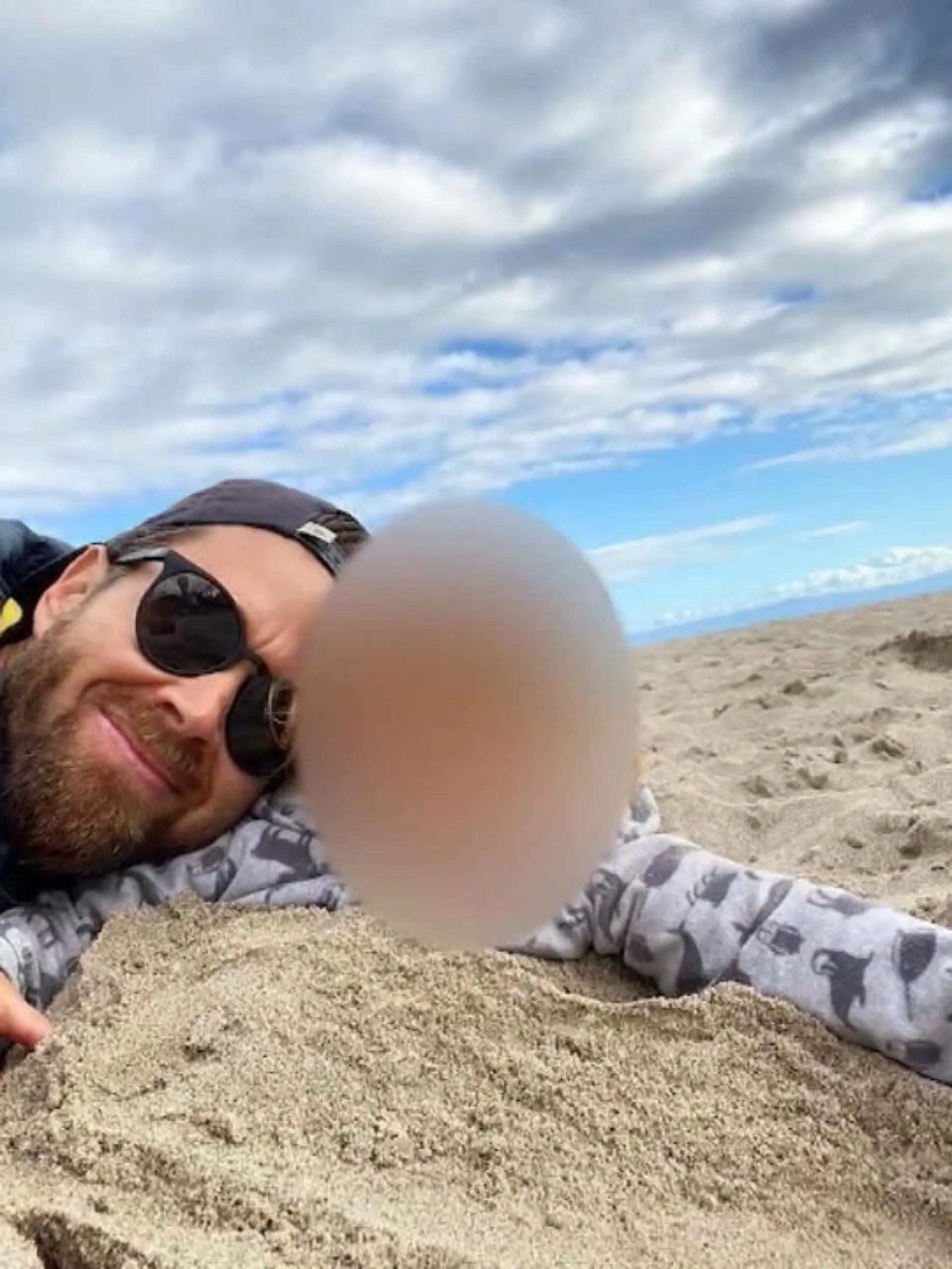Im Netz präsentierte sich Matthew C. als liebevoller Familienvater. Doch der Surflehrer aus Kalifornien steht vor Gericht, weil er seinen Sohn Kaleo (3) und seine Tochter Roxy (10 Monate) nach Mexiko entführt und dort umgebracht haben soll. Offenbar war der 40-Jährige der QAnon-Bewegung verfallen und glaubte, seine Kinder würden zu Monstern heranwachsen.