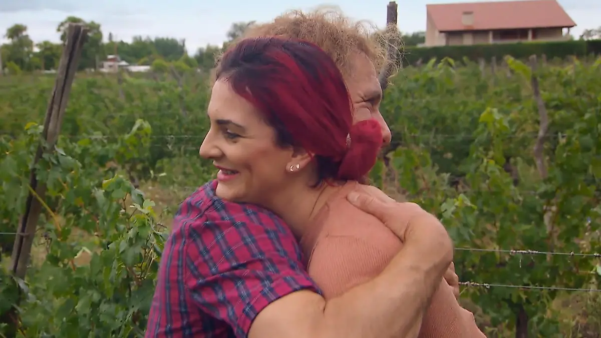 Weinbauer Ezequiel freut sich, dass Lisa so eine starke Frau ist.