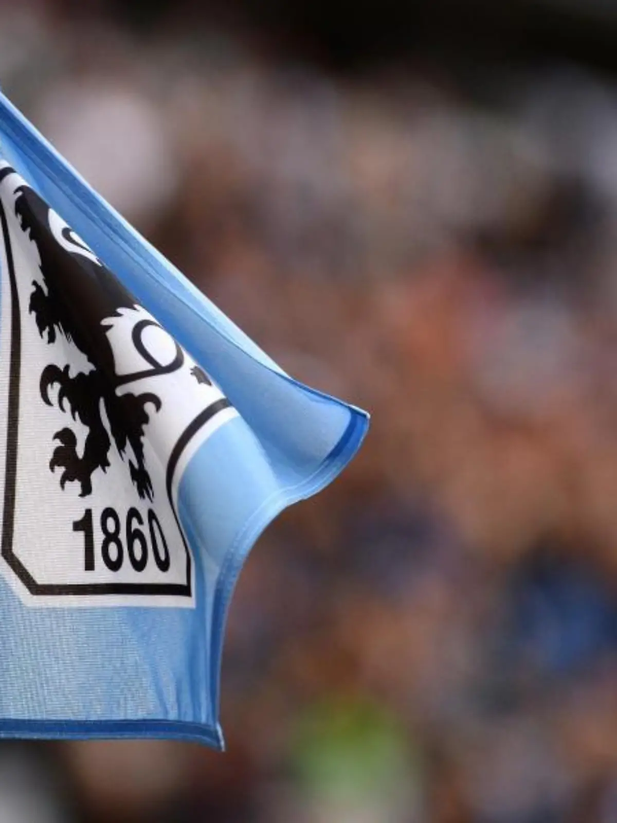 Das Logo der TSV 1860 München ist auf einer Eckfahne zu sehen