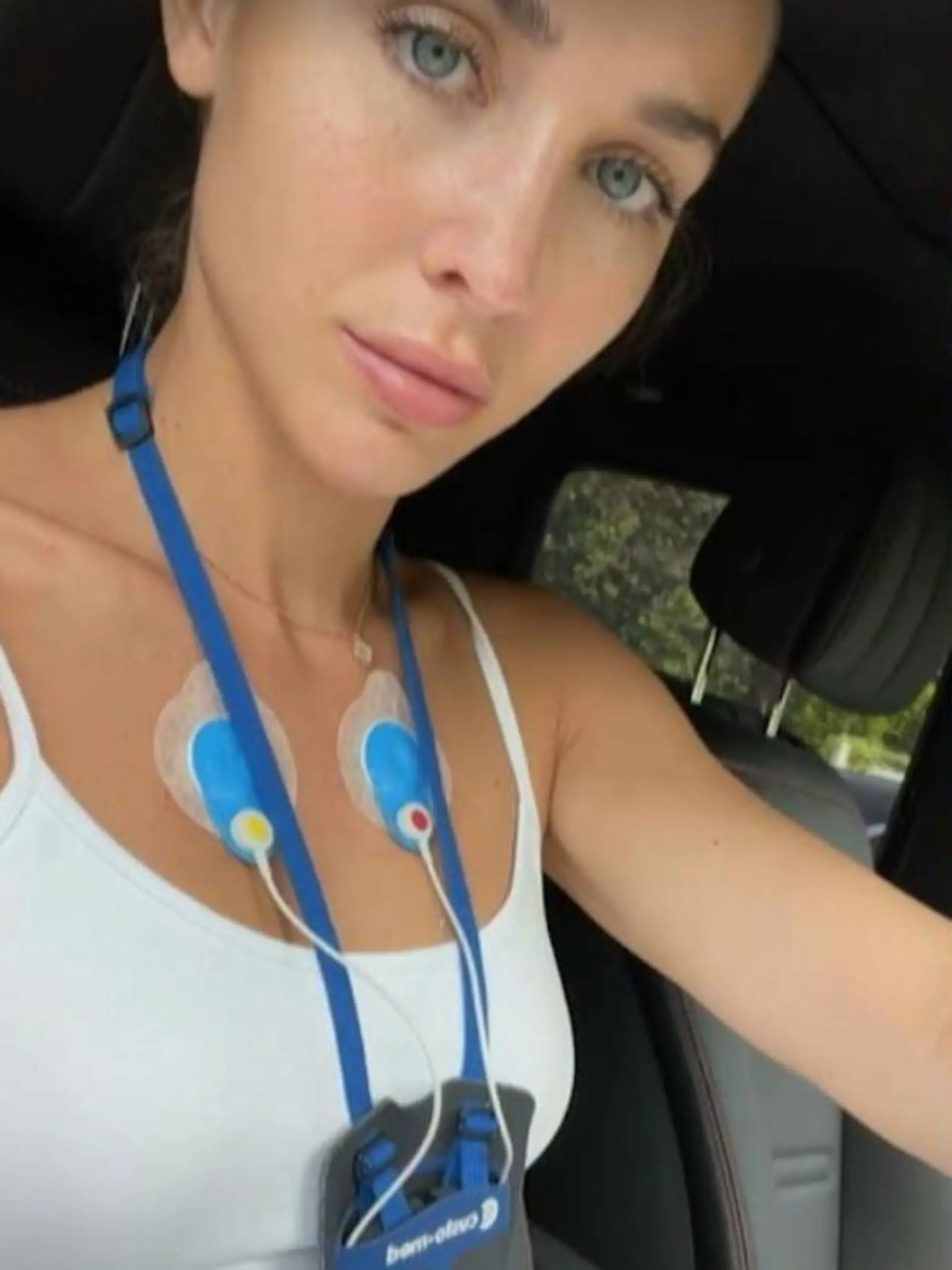 Ann-Kathrin Götze mit Langzeit-EKG.
