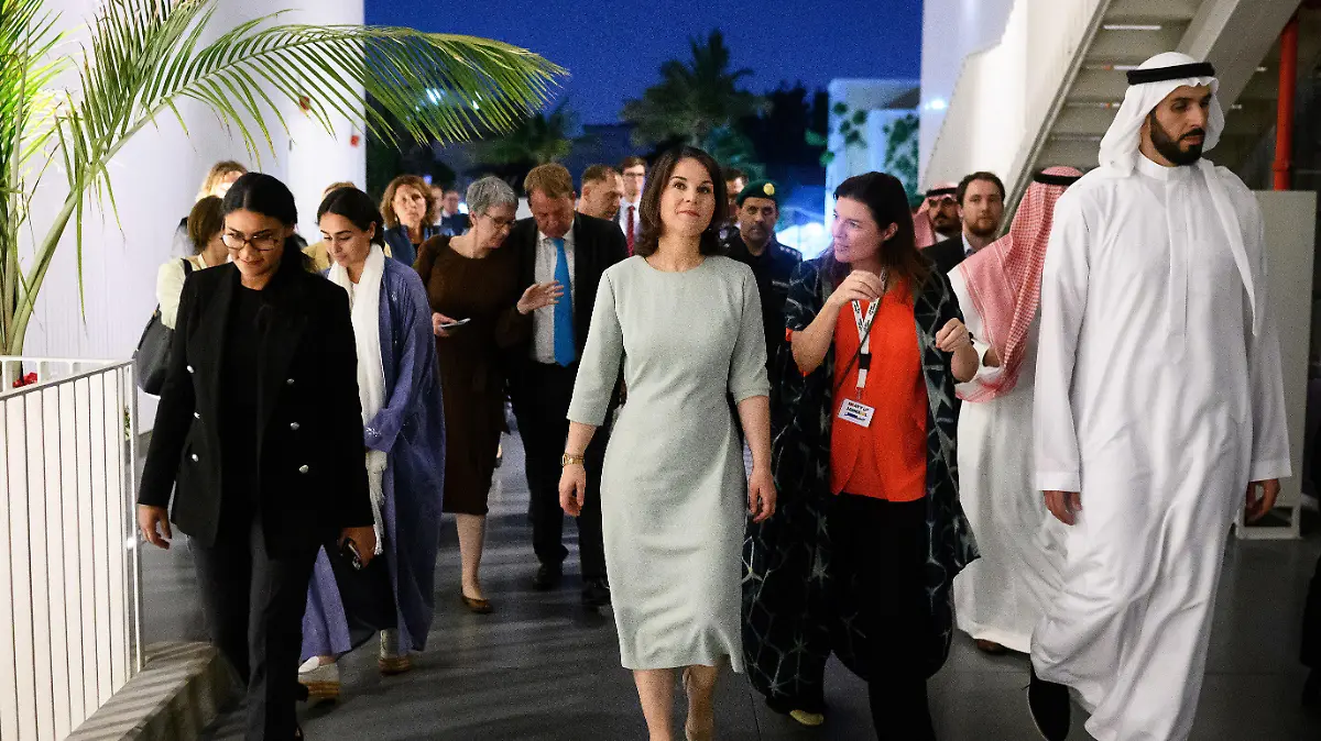 15.05.2023, Saudi-Arabien, Dschidda: Annalena Baerbock (Bündnis 90/Die Grünen, M), Bundesaußenministerin, besucht das Kulturzentrum Hayy Jameel und wird dort von Direktorin Antonia Carver (2.v.r) und Hussein Jameel (r) begrüßt. Außenministerin Baerbock besucht bei ihrer dreitägigen Reise an den Persischen Golf die Länder Saudi-Arabien und die Vereinigten Arabischen Emirate. Foto: Bernd von Jutrczenka/dpa +++ dpa-Bildfunk +++