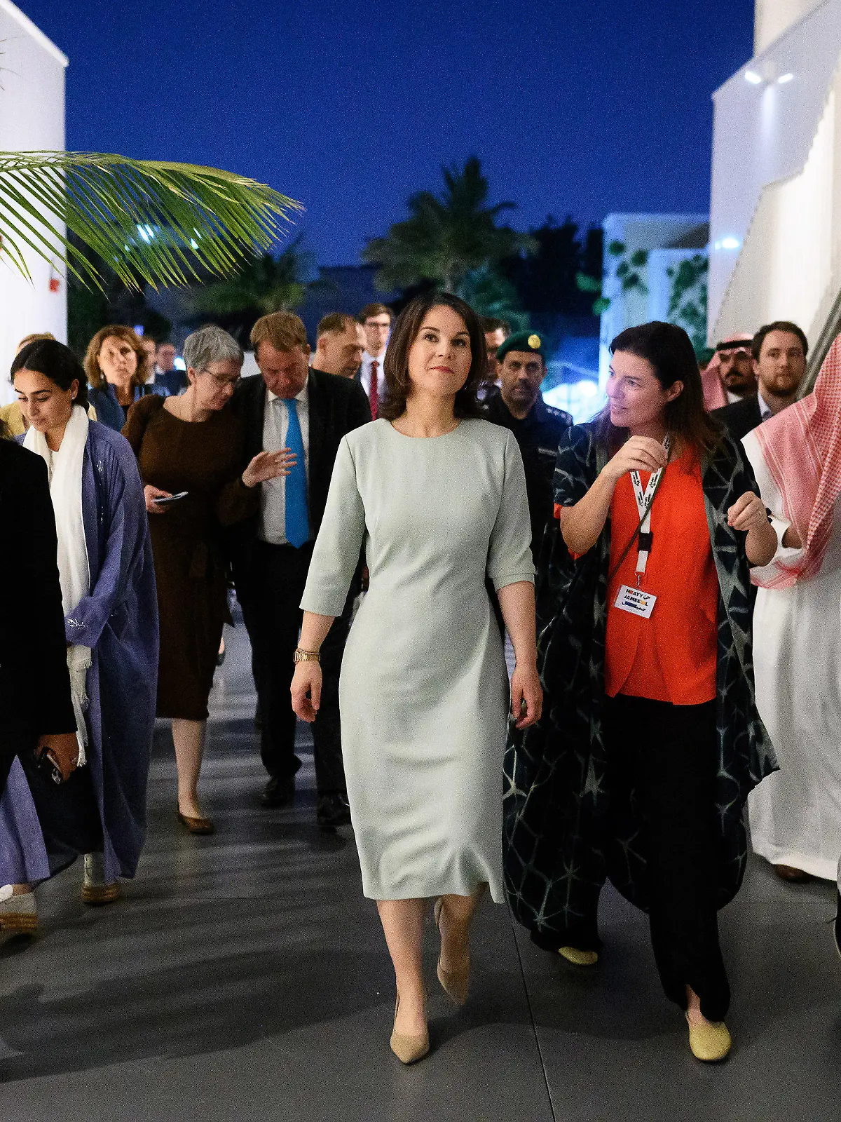 15.05.2023, Saudi-Arabien, Dschidda: Annalena Baerbock (Bündnis 90/Die Grünen, M), Bundesaußenministerin, besucht das Kulturzentrum Hayy Jameel und wird dort von Direktorin Antonia Carver (2.v.r) und Hussein Jameel (r) begrüßt. Außenministerin Baerbock besucht bei ihrer dreitägigen Reise an den Persischen Golf die Länder Saudi-Arabien und die Vereinigten Arabischen Emirate. Foto: Bernd von Jutrczenka/dpa +++ dpa-Bildfunk +++