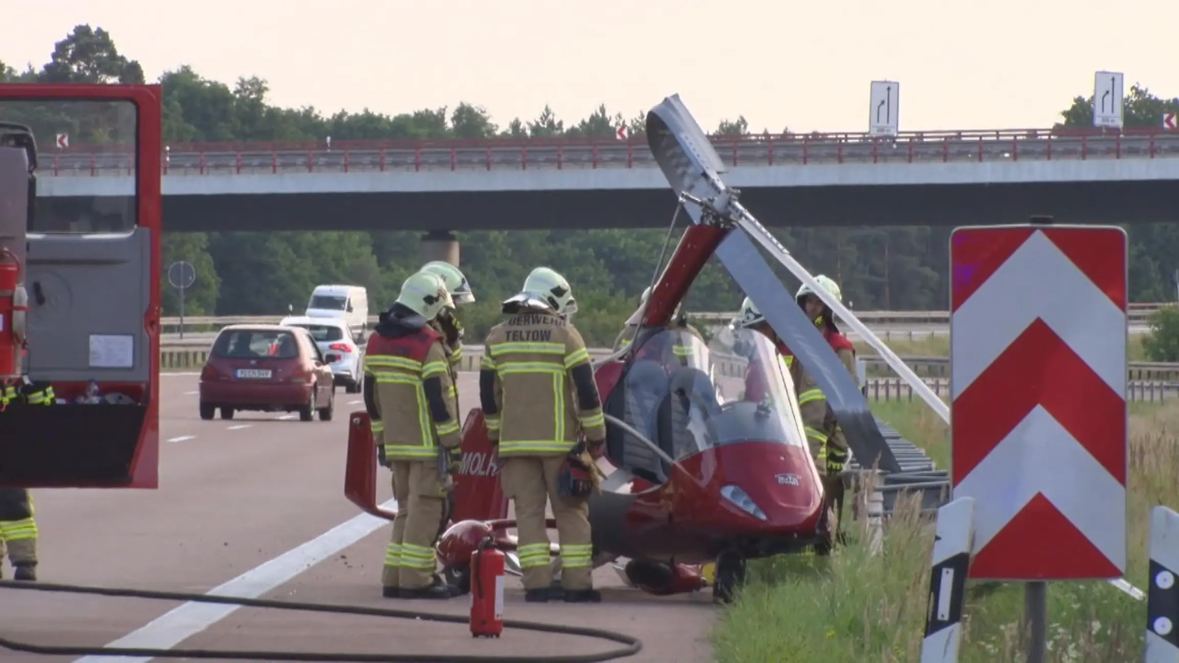 Kleinsthubschrauber stürzt auf Autobahn Beide Insassen verletzt