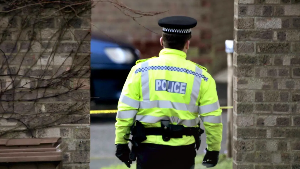 A Police Forensic Officer enters a house in Jubilee Close in Trimley, near Felixstowe where a 37 year old man was arrested at his home in connection with the murders of five prostitutes in Suffolk, December 18, 2006. Photo by Andrew Parson +++(c) dpa - Report+++
