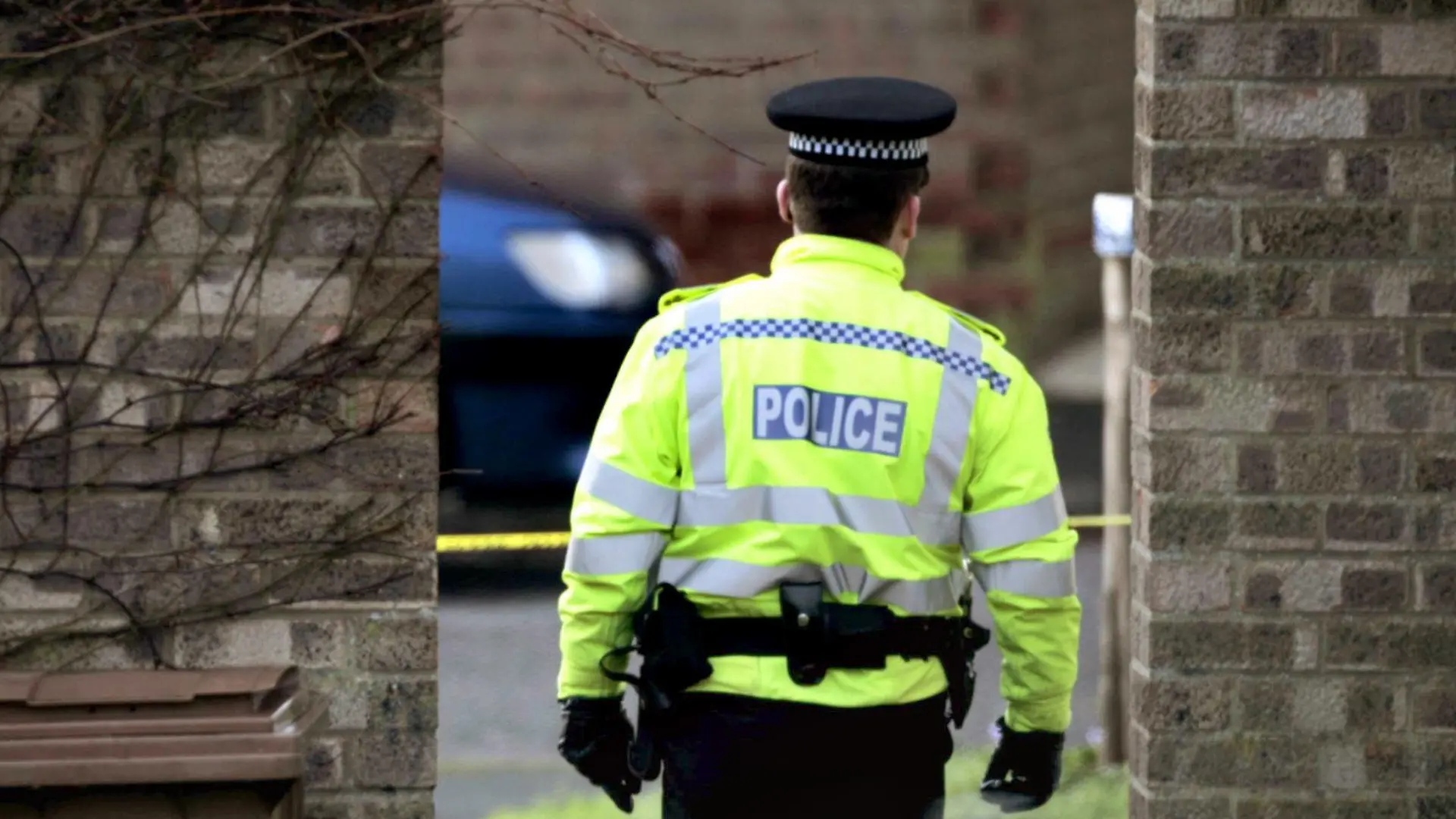 A Police Forensic Officer enters a house in Jubilee Close in Trimley, near Felixstowe where a 37 year old man was arrested at his home in connection with the murders of five prostitutes in Suffolk, December 18, 2006. Photo by Andrew Parson +++(c) dpa - Report+++