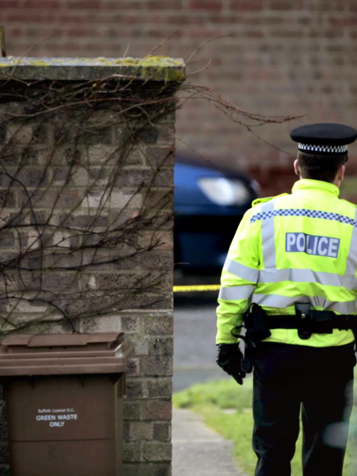 A Police Forensic Officer enters a house in Jubilee Close in Trimley, near Felixstowe where a 37 year old man was arrested at his home in connection with the murders of five prostitutes in Suffolk, December 18, 2006. Photo by Andrew Parson +++(c) dpa - Report+++
