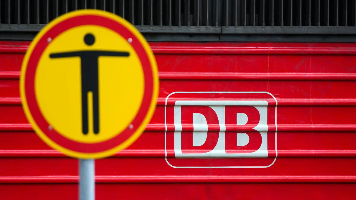 Eine abgestellte Lokomotive der Deutschen Bahn (DB) steht am 04.05.2015 im Bahnhof in Wismar (Mecklenburg-Vorpommern). Die Lokführergewerkschaft GDL hat ab dem 04.05.2015 erneut zu Streiks aufgerufen. Ab 15 Uhr soll der Güterverkehr bestreikt werden, ab 05.05.2015 auch der Personenverkehr bis einschließlich 10.05.2015. Foto: Jens Büttner/dpa +++(c) dpa - Bildfunk+++