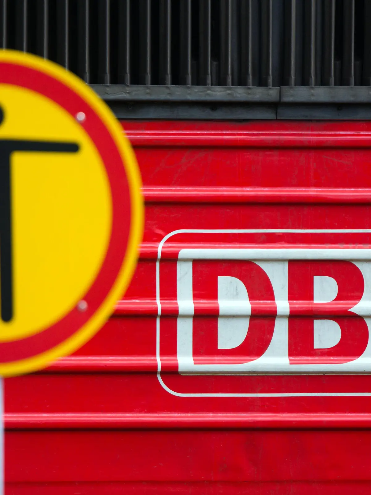 Eine abgestellte Lokomotive der Deutschen Bahn (DB) steht am 04.05.2015 im Bahnhof in Wismar (Mecklenburg-Vorpommern). Die Lokführergewerkschaft GDL hat ab dem 04.05.2015 erneut zu Streiks aufgerufen. Ab 15 Uhr soll der Güterverkehr bestreikt werden, ab 05.05.2015 auch der Personenverkehr bis einschließlich 10.05.2015. Foto: Jens Büttner/dpa +++(c) dpa - Bildfunk+++
