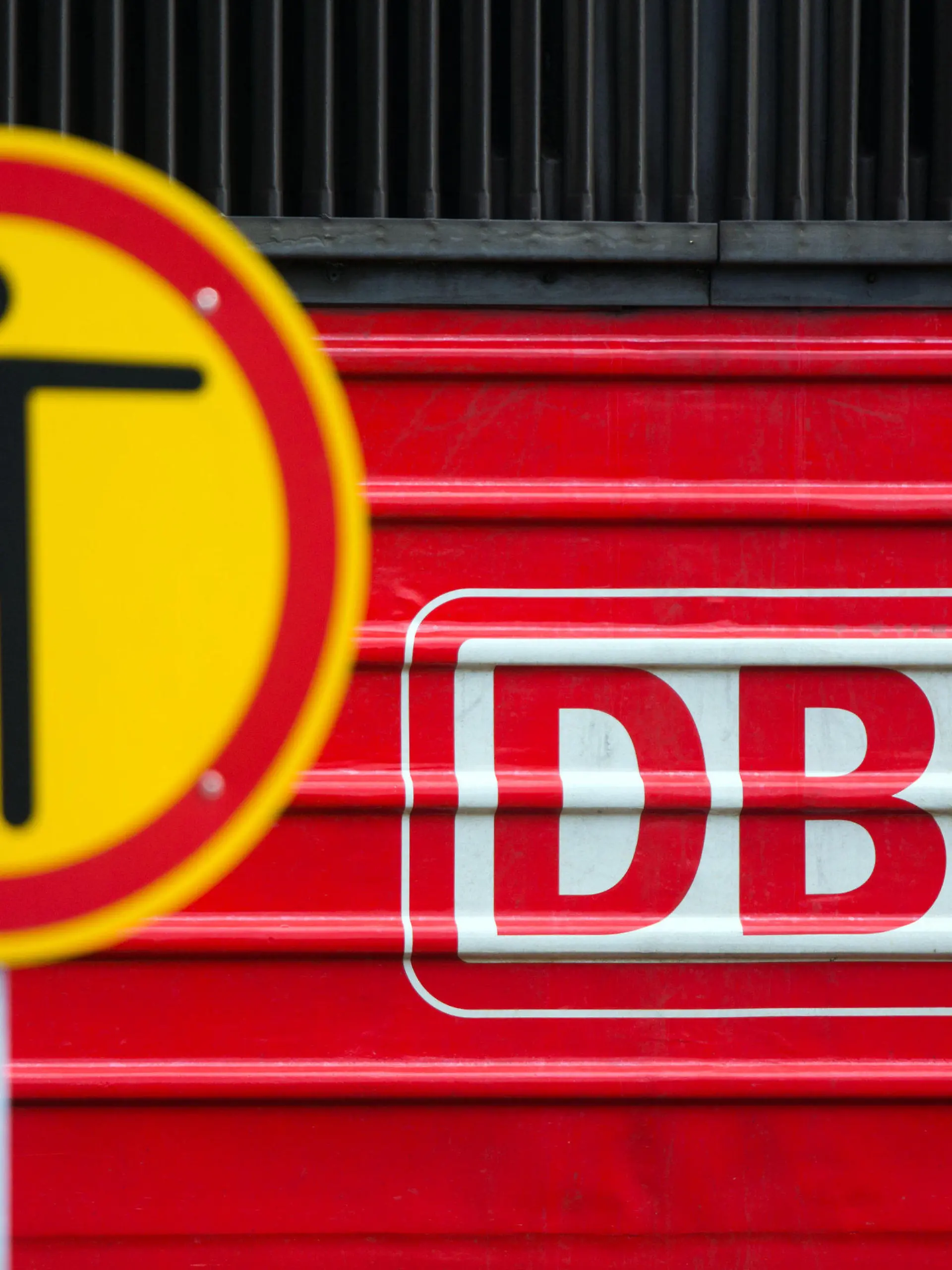 Eine abgestellte Lokomotive der Deutschen Bahn (DB) steht am 04.05.2015 im Bahnhof in Wismar (Mecklenburg-Vorpommern). Die Lokführergewerkschaft GDL hat ab dem 04.05.2015 erneut zu Streiks aufgerufen. Ab 15 Uhr soll der Güterverkehr bestreikt werden, ab 05.05.2015 auch der Personenverkehr bis einschließlich 10.05.2015. Foto: Jens Büttner/dpa +++(c) dpa - Bildfunk+++