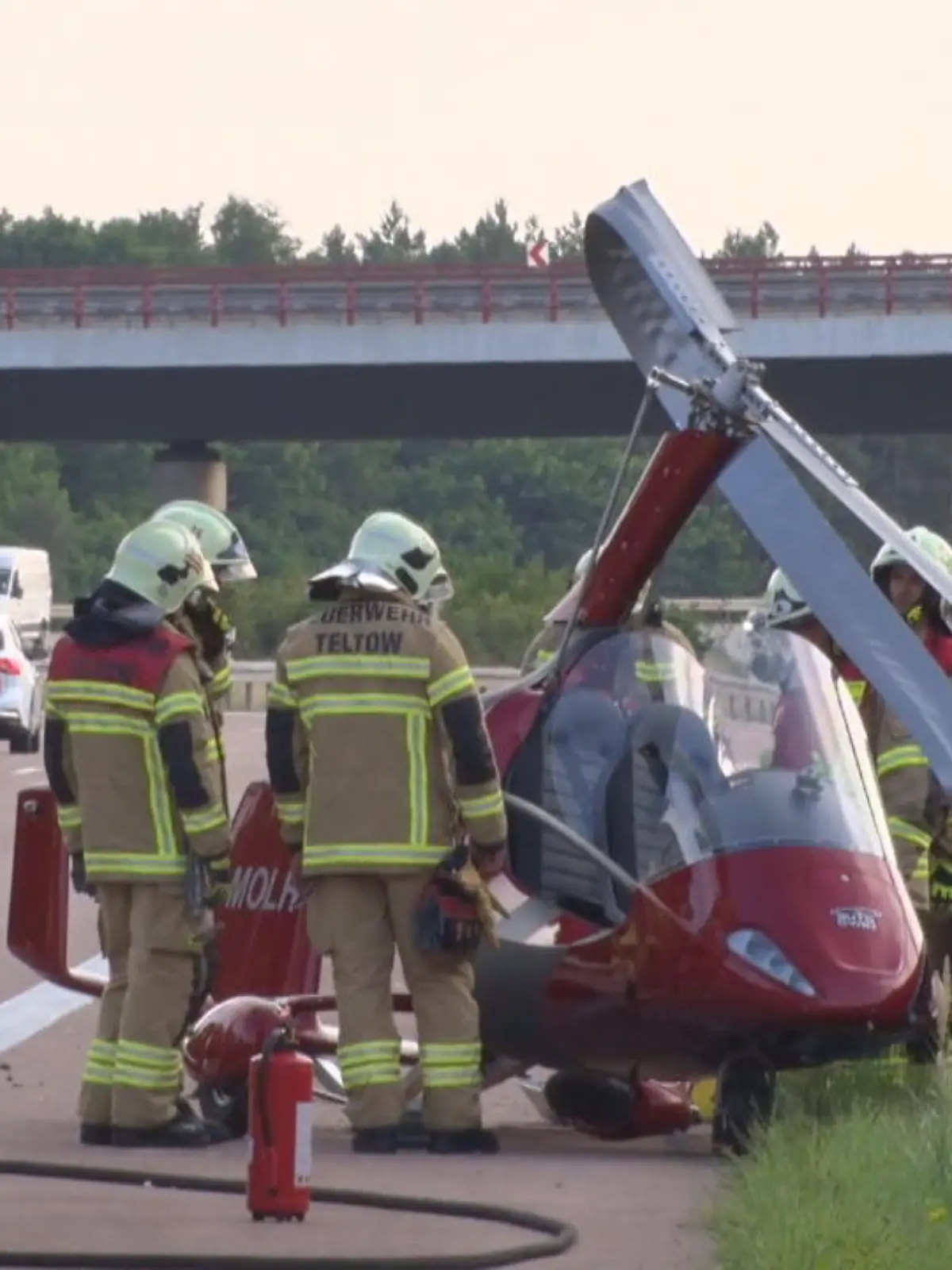 Nahe Potsdam ist ein Kleinsthubschrauber auf die A115 gestürzt.