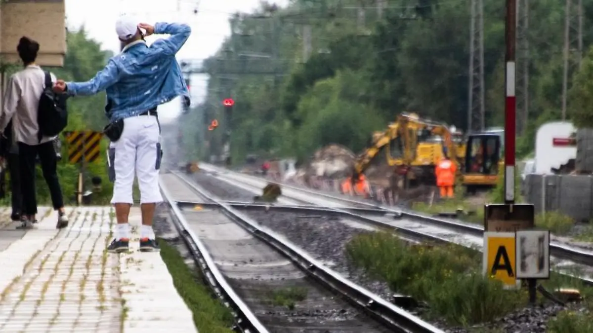 Fahrgäste warten auf einen Zug